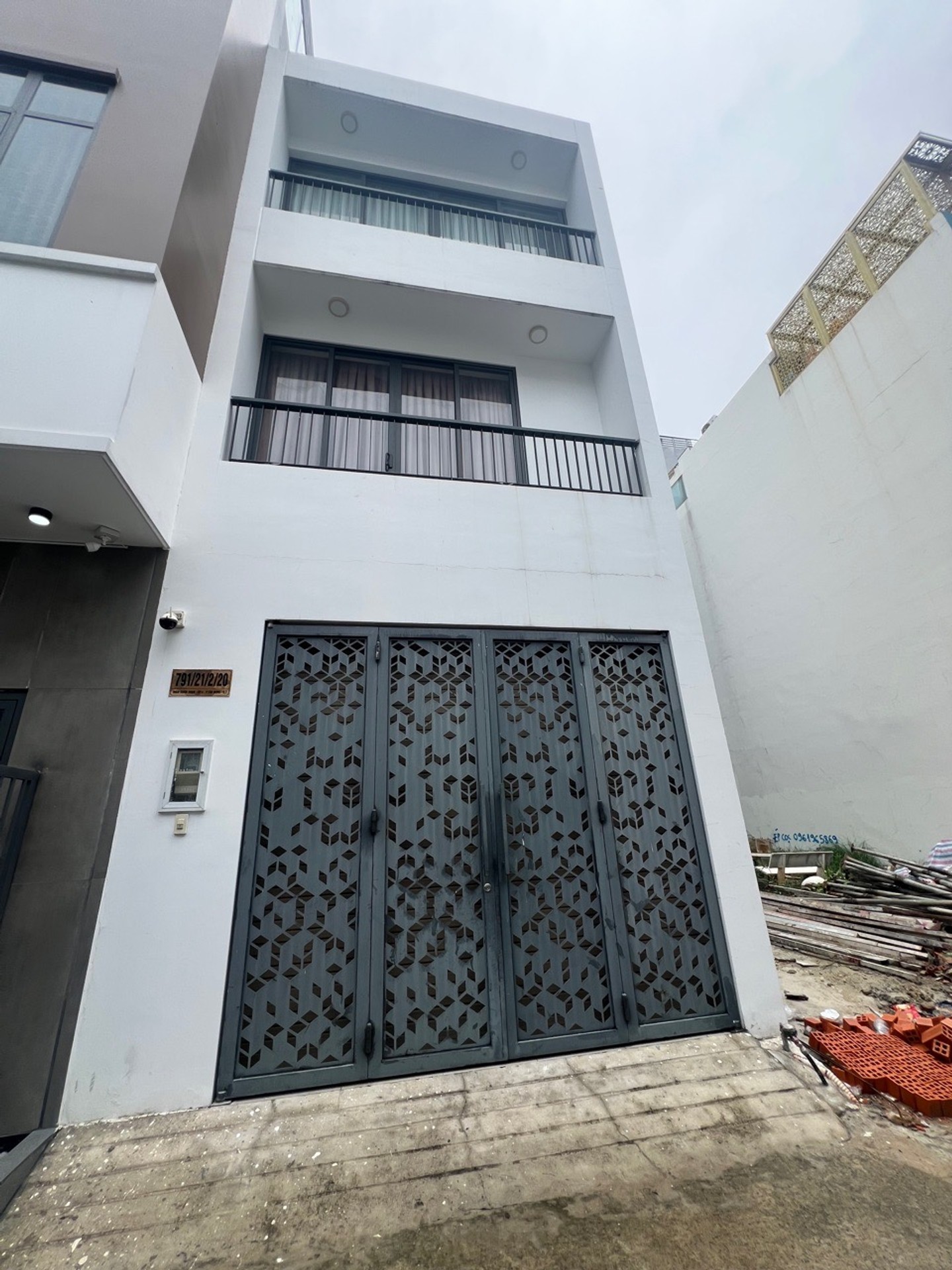 Bán nhà 3 tầng khu Kiều Đàm Quận 7 giá 9,7 tỷ vị trí đắc địa, Sát Quận 8, xe hơi ngủ trong