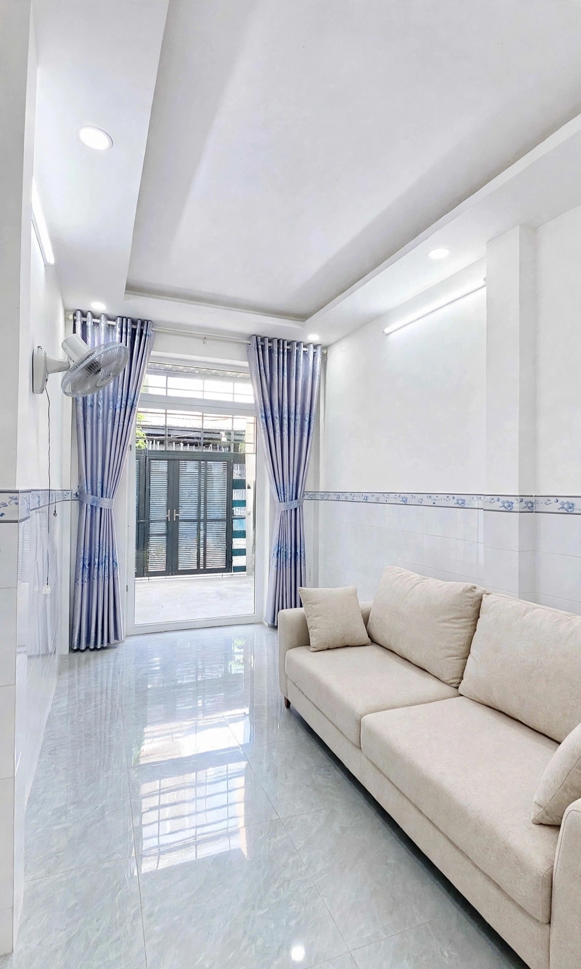 Gần Chợ Xóm Chiếu, 3 tầng, 36m2, nhà mua về ở ngay, trữ tiền, cho thuê dòng tiền tốt, chỉ 6 tỷ nhỉn