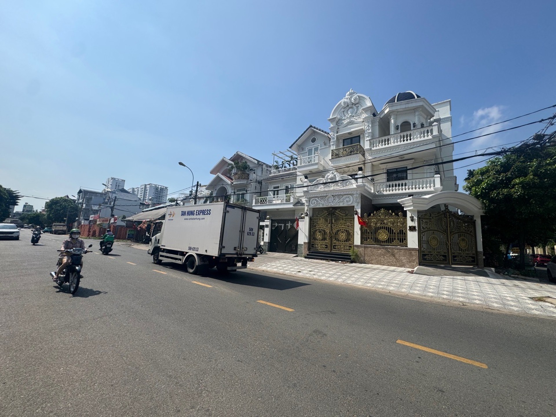 Biệt thự sang trọng ven vành đai Tên Lửa