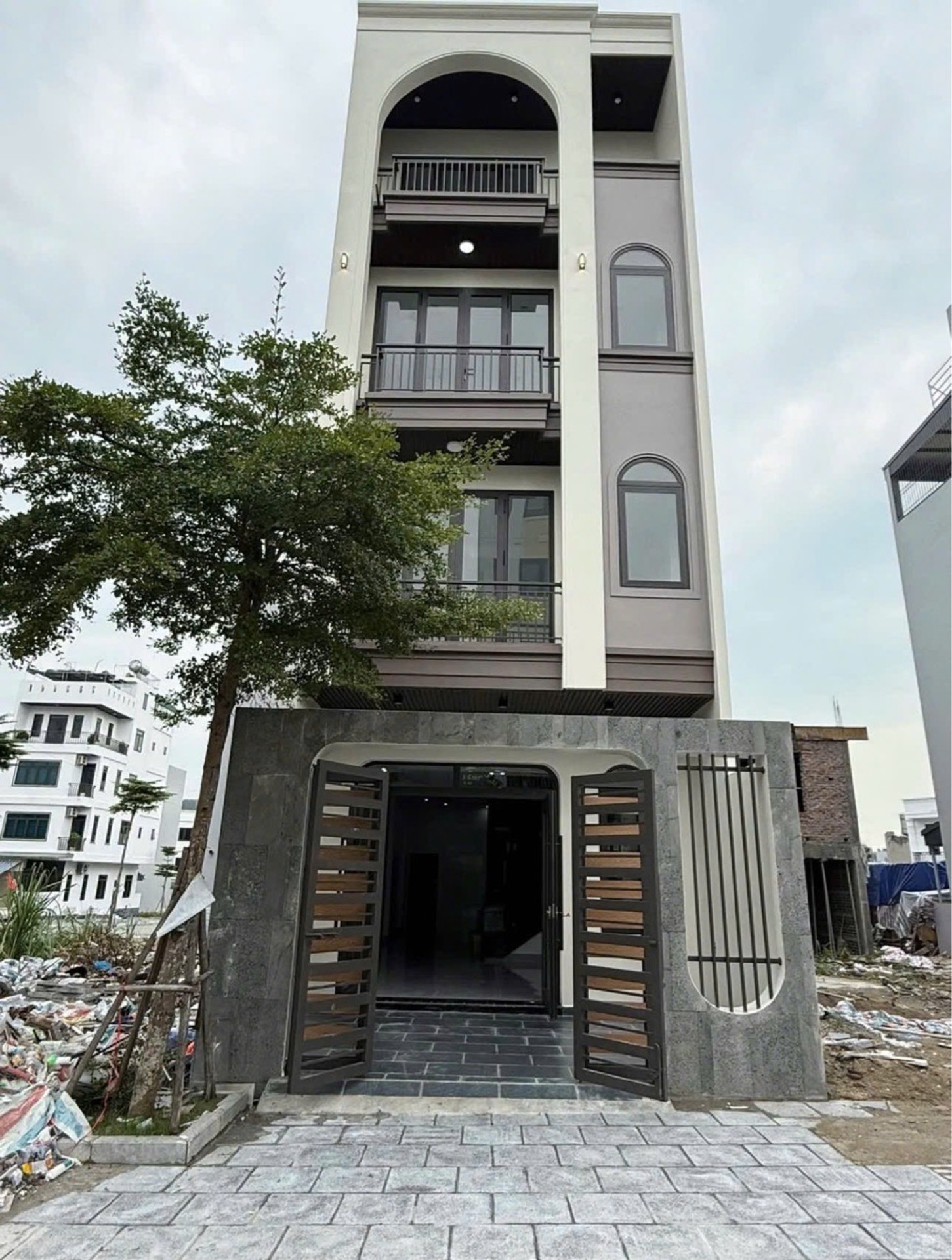 Bán nhà mặt phố khu 7 Cao Thắng, Phường Hà Lầm, 75m2, nhà mới, thang máy chờ