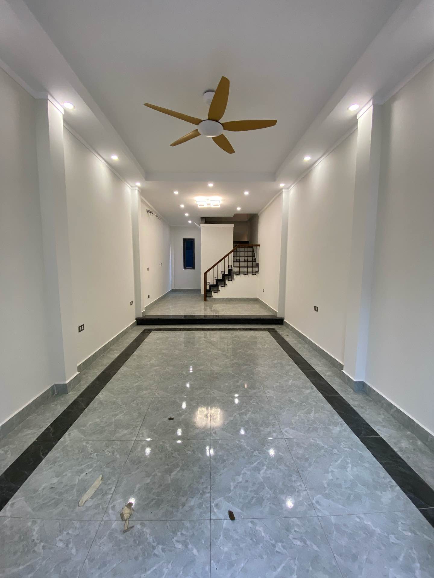 Bán nhà riêng 5 tầng gần cầu Nhật Tân, ngõ thông ô tô, diện tích 43.8 m²