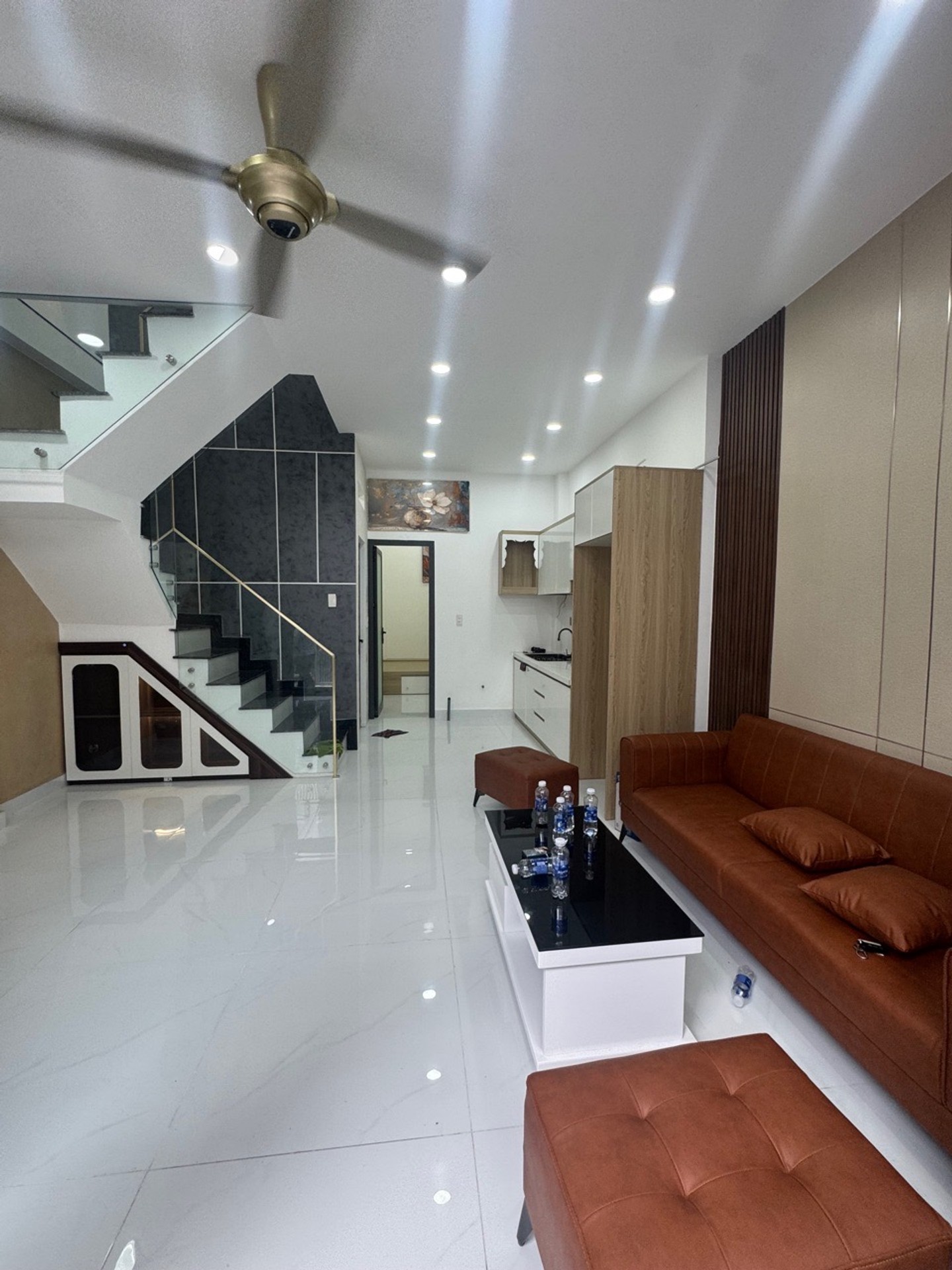 Nhà xinh 2 tầng full nội thất - Gần vòng xoay Phú Lâm