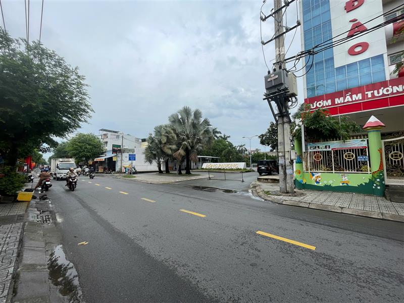Bán gấp 2630m2 đất mặt tiền kinh doanh Nguyễn Văn Quá. Giáp Trường
