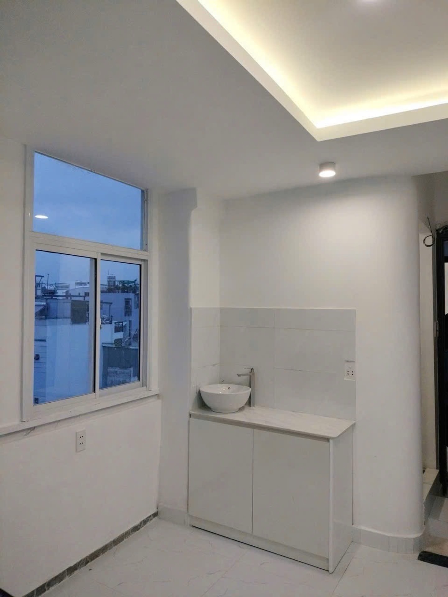 Nhà 6 tầng căn hộ dịch vụ Quận 1, dòng tiền 35 triệu/tháng