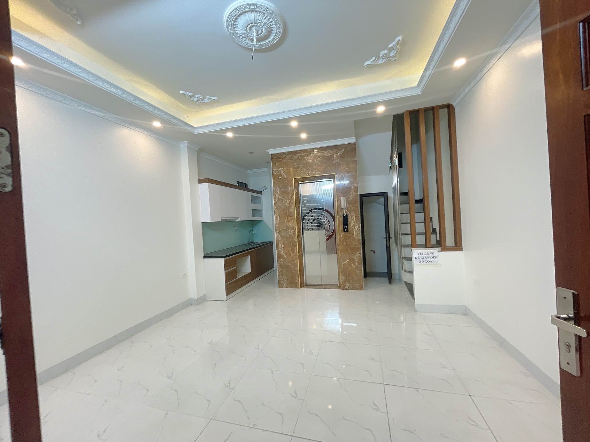 Hơn 5 tỷ, sở hữu siêu phẩm 5 tầng thang máy, ô tô đỗ cổng, trung tâm Bắc Từ Liêm, Gần HV Cảnh sát.