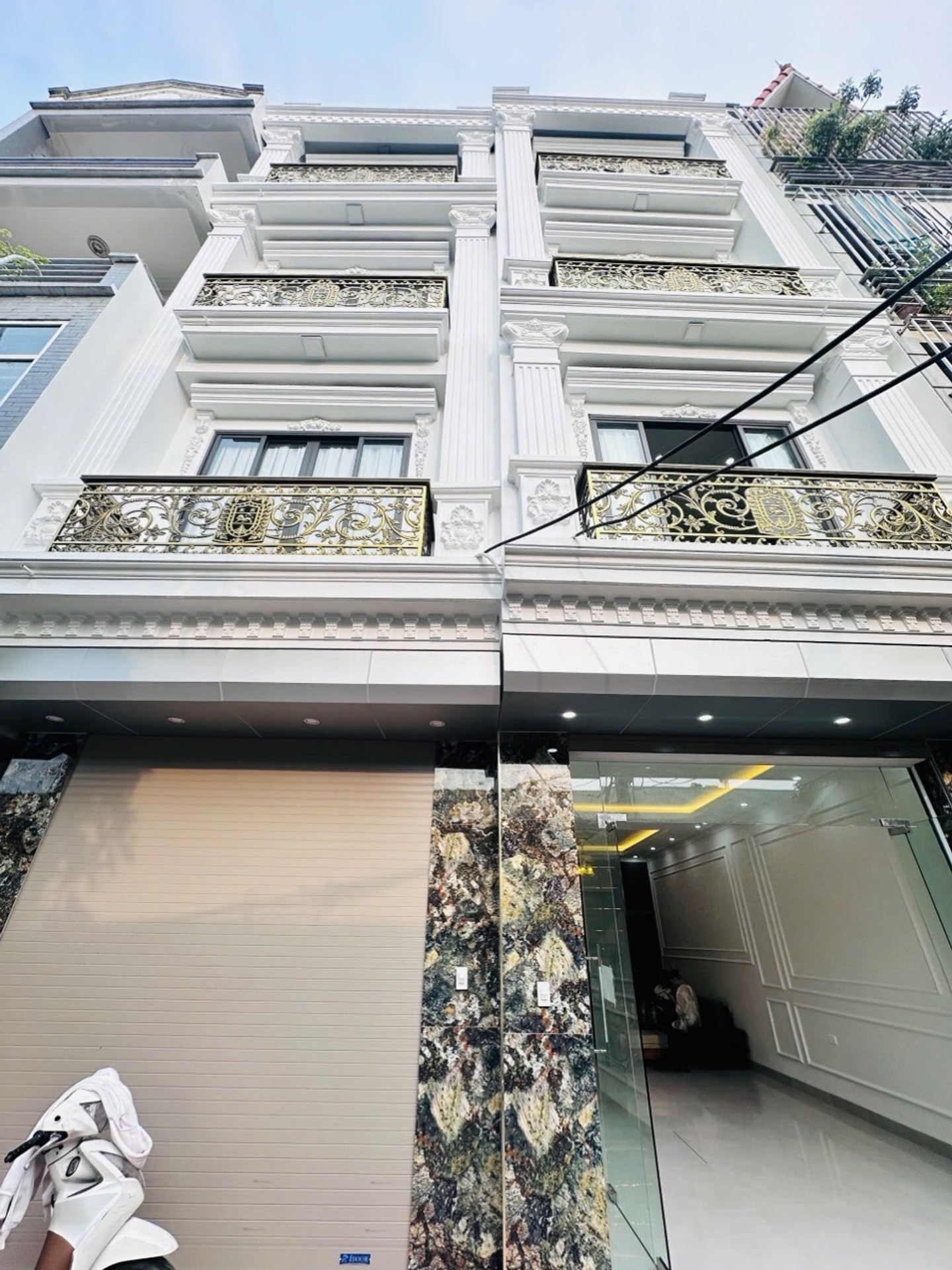 Nhà 5 tầng thang máy hiện đại giữa trung tâm Hà Đông