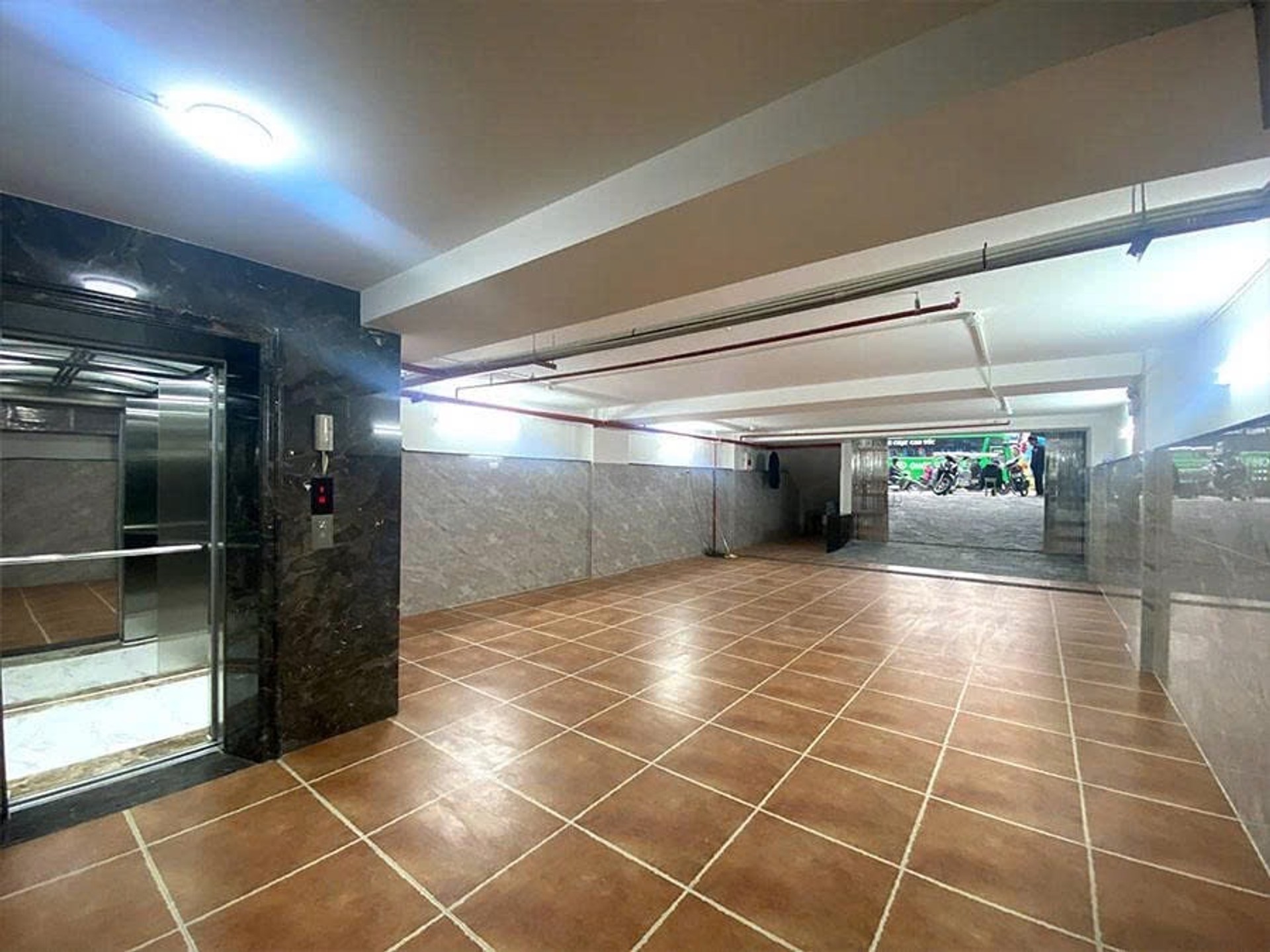 Tòa Nhà Mặt Phố Cao Cấp Tại Trung Tâm Thành Phố