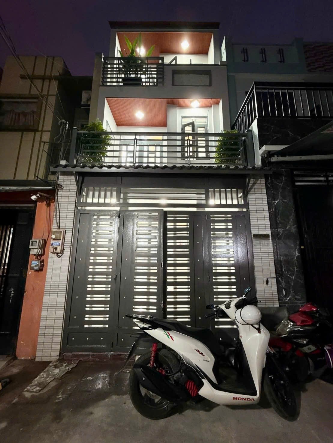 5 TỶ NHỈNH-NHÀ ĐÚC 3 TẤM 4X16M GỒM 4 PHÒNG NGỦ 3WC SÂN SAU PHƠI ĐỒ THOÁNG MÁT—CÁCH NHÀ THỜ BÌNH
