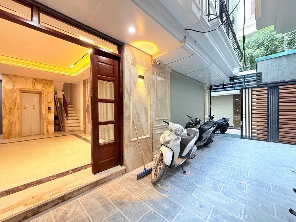 Nhà 5 tầng thang máy hiếm có tại Hoa Lư, ô tô qua cổng, giá tốt cho nhà đầu tư thông thái