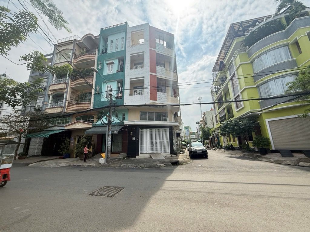 Nhà 5 tầng mặt tiền rộng, giá hấp dẫn tại Bà Hom