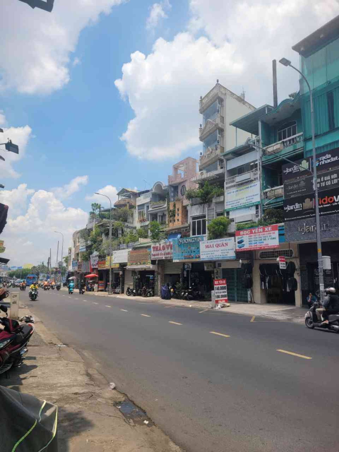 Bán nhà mặt phố Phường 11, Quận Tân Bình, 3 tầng, mặt tiền 5.3m, kinh doanh hiệu quả