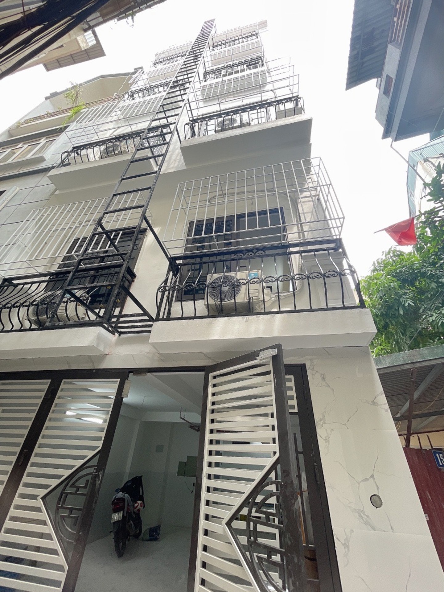 Bán chung cư mini 7 tầng có thang máy 15pkk, ô tô đỗ cửa tại QL32 , ĐH THÀNH ĐÔ LAI XÁ - Hoài đức