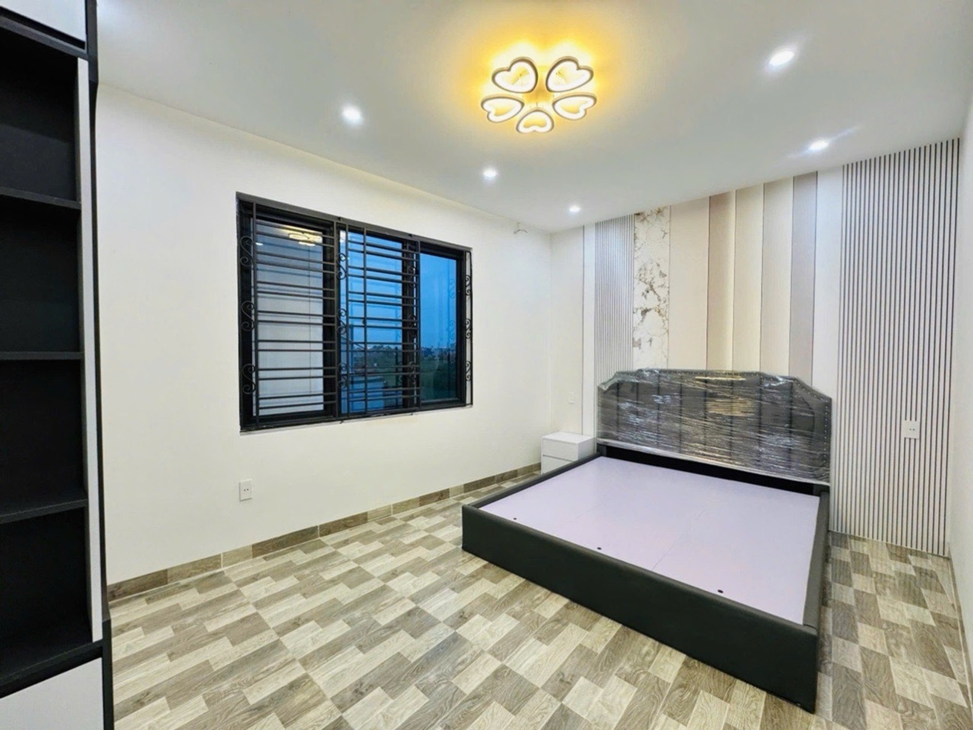 Bán nhà 3 tầng mới xây ngõ Trần Nhân Tông, diện tích 40m2