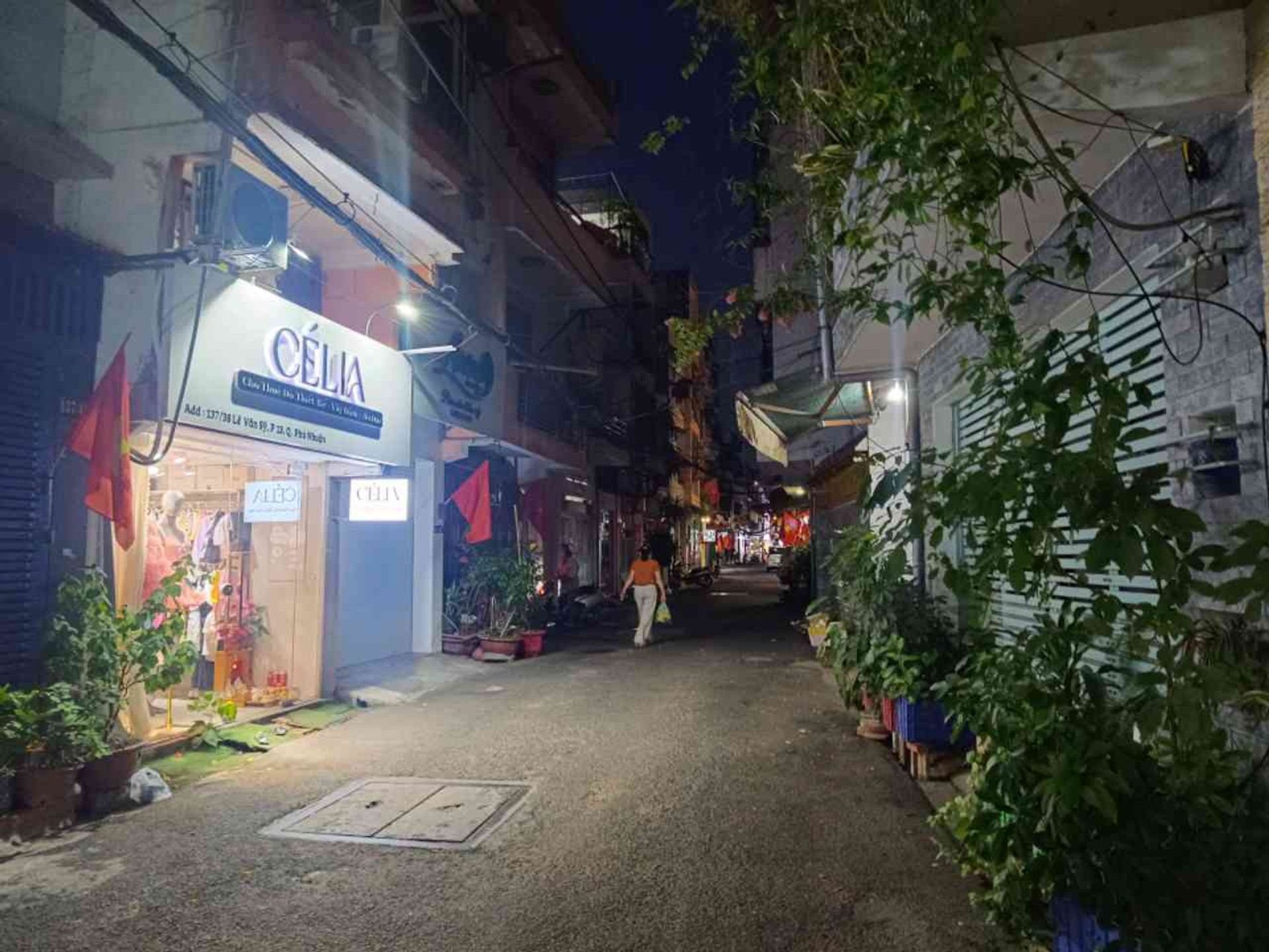 Giá chỉ nhỉnh 5 tỉ mà nhà lô góc, 2 mặt tiền, xe hơi tới cửa nhà. Khu vực an ninh lịch sự