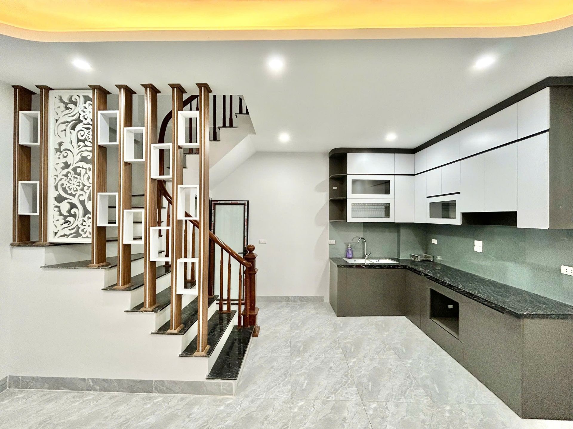 Nhà 5 tầng ngõ to, gần phố, tặng full nội thất