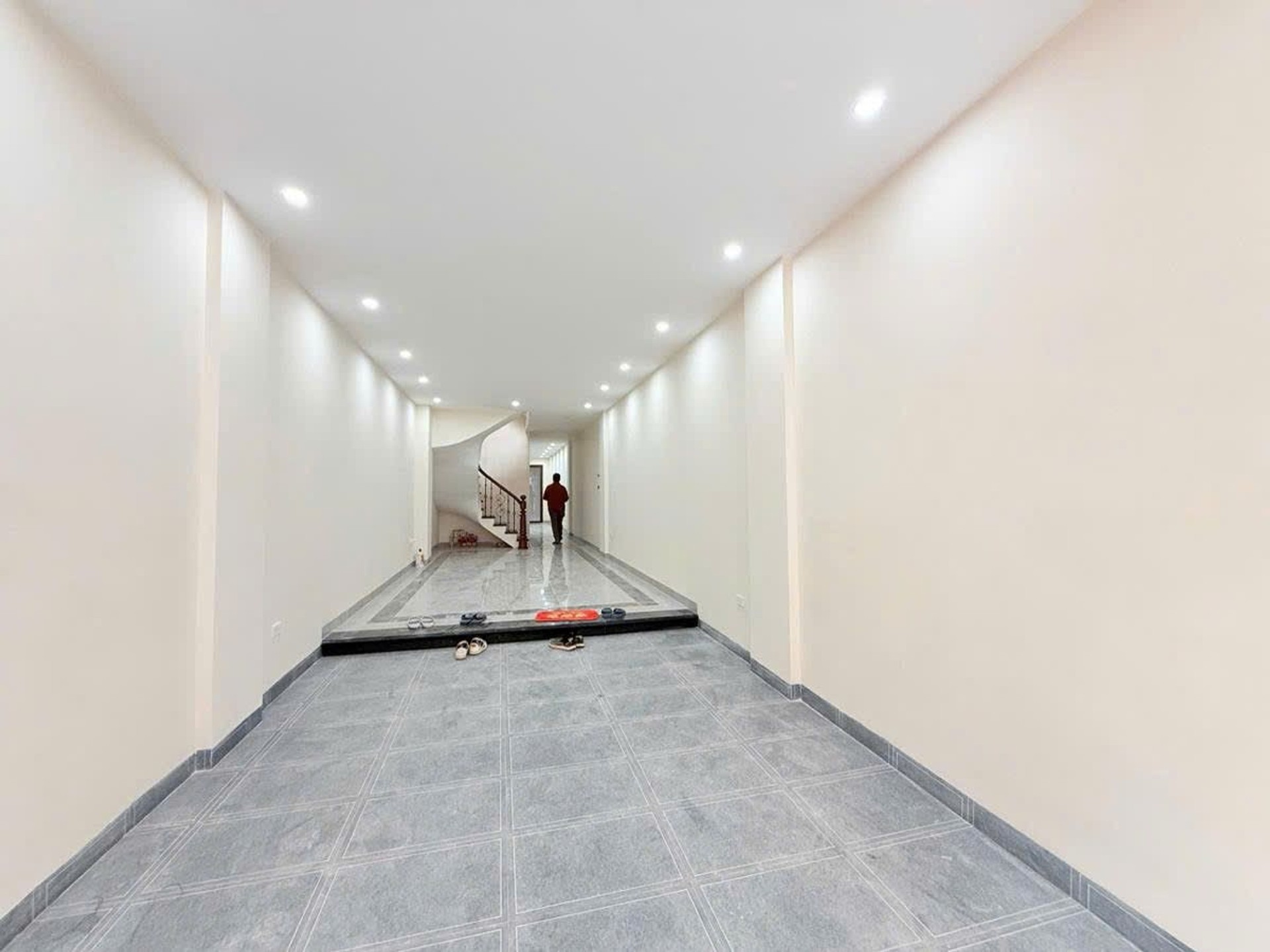 Nhà 5 tầng thang máy đỉnh giữa Lạc Long Quân, giá sốc cần bán gấp