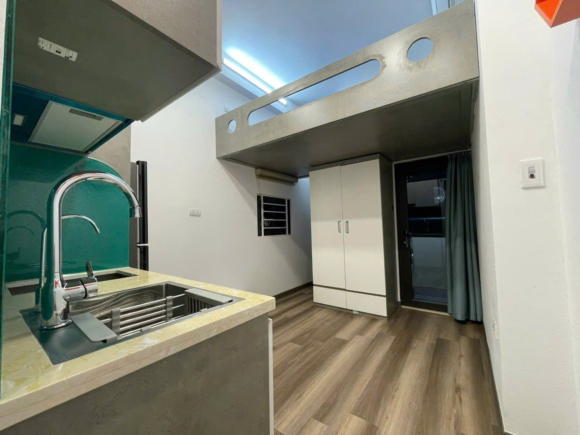Nhà 8 tầng hiện đại, thang máy, ô tô vào tận nơi