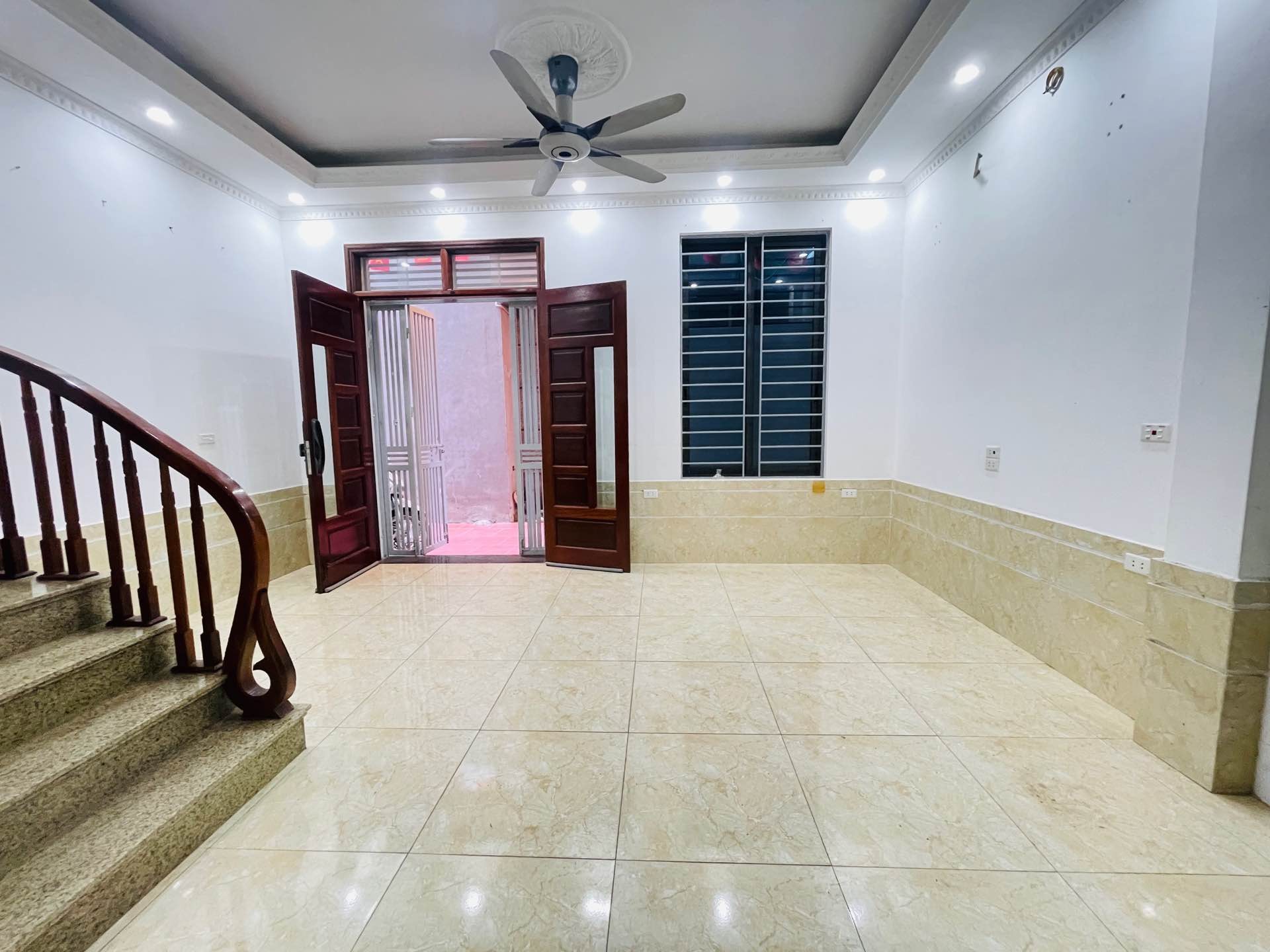 TRUNG TÂM THANH TRÌ NHÀ DÂN XÂY - MẶT TIỀN SIÊU RỘNG - Ô CHỜ THANG MÁY - GẦN NHÀ THỂ -CHỈ HƠN 6 TỶ