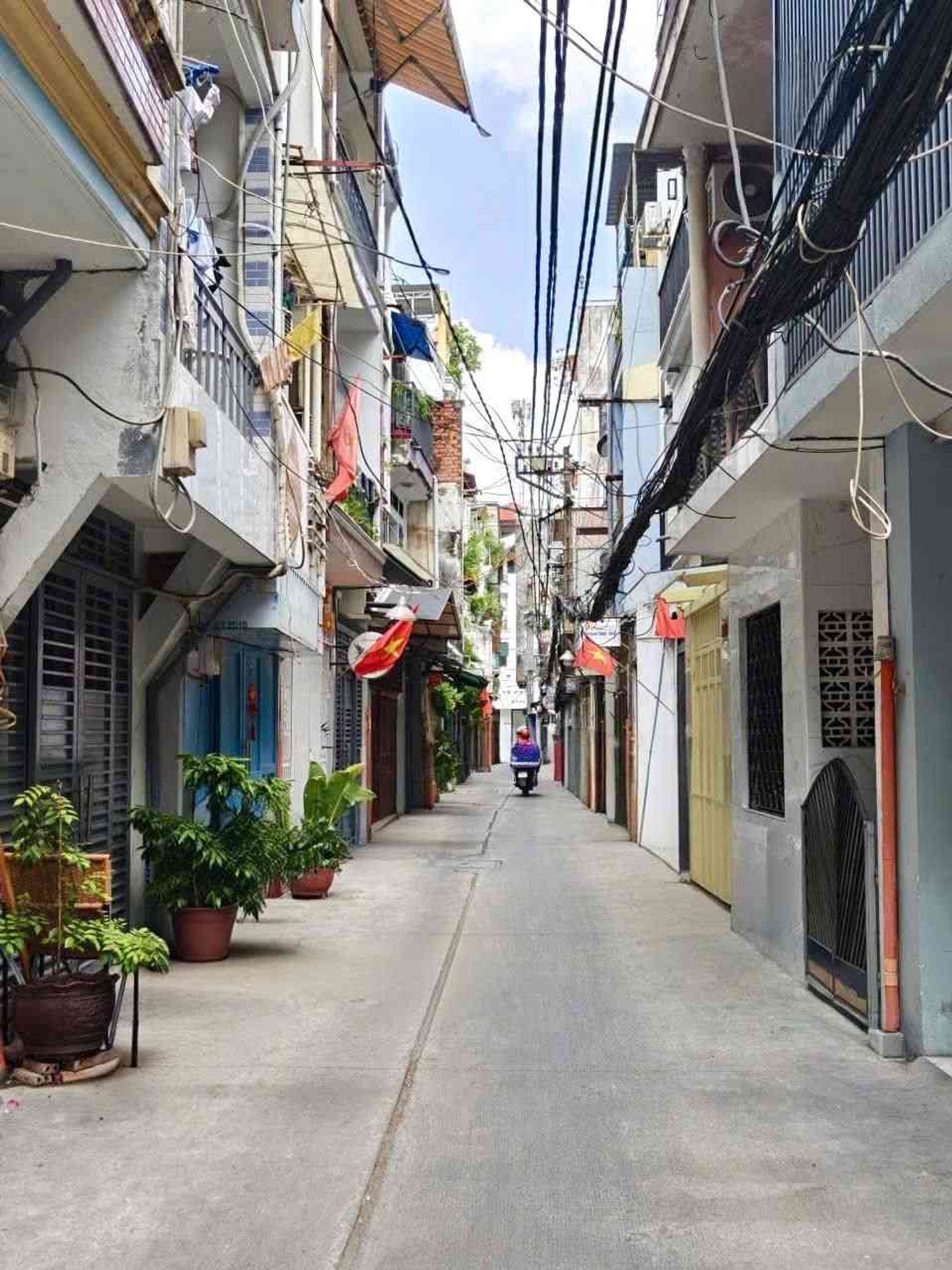 Hẻm ô tô đường Nguyễn Đình Chiểu, Q3. Nhà mới vào ở ngay, 3 lầu, đầy đủ tiện nghi, khu dân trí cao.
