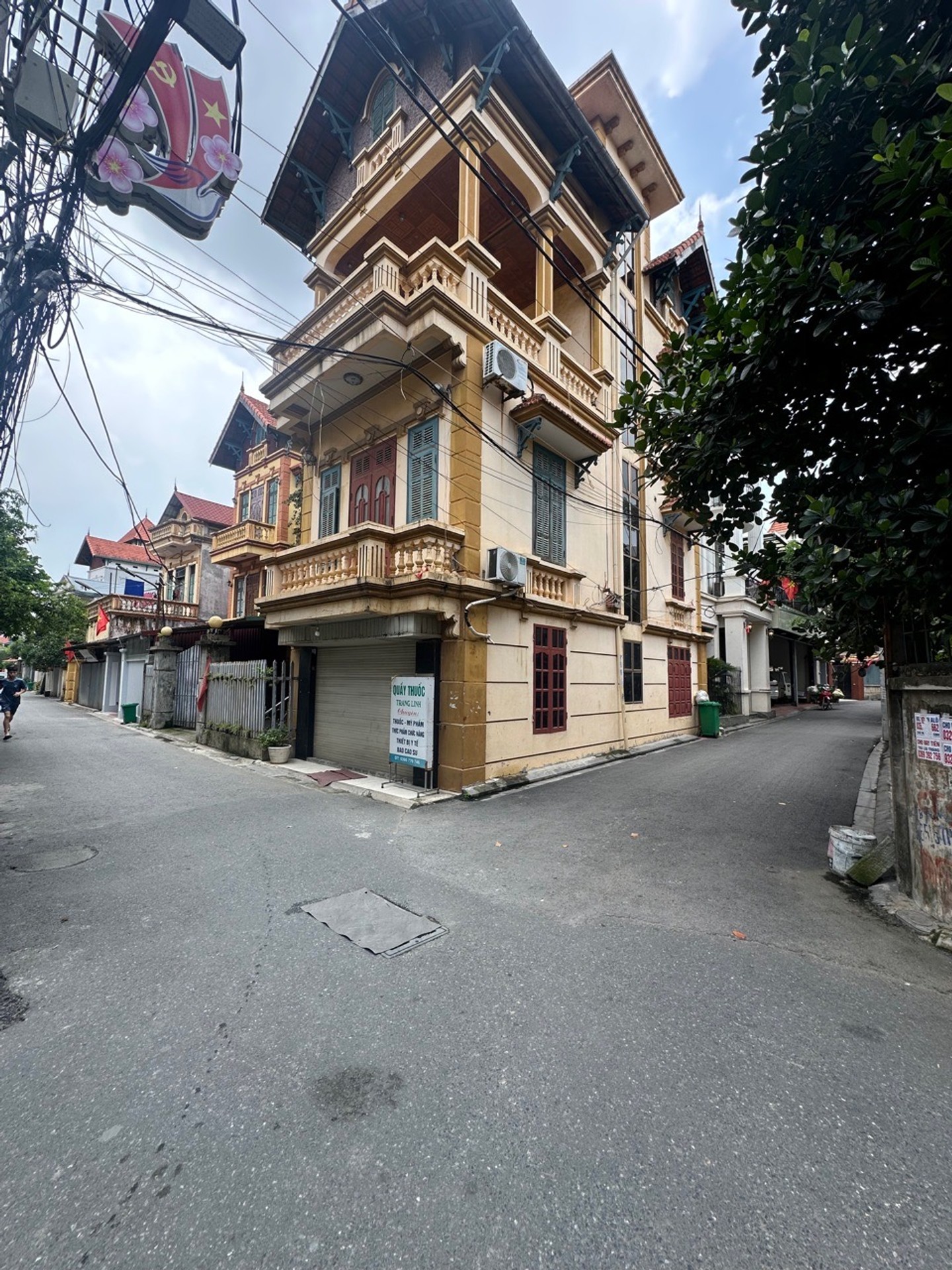 THÔNG Ô TÔ TRÁNH.
BÁN ĐẤT TẶNG NHÀ BIỆT THỰ ĐẸP LUNG LINH. KHÁC CHỈ VIỆC XÁCH VA LY VỀ Ở.
Căn nh