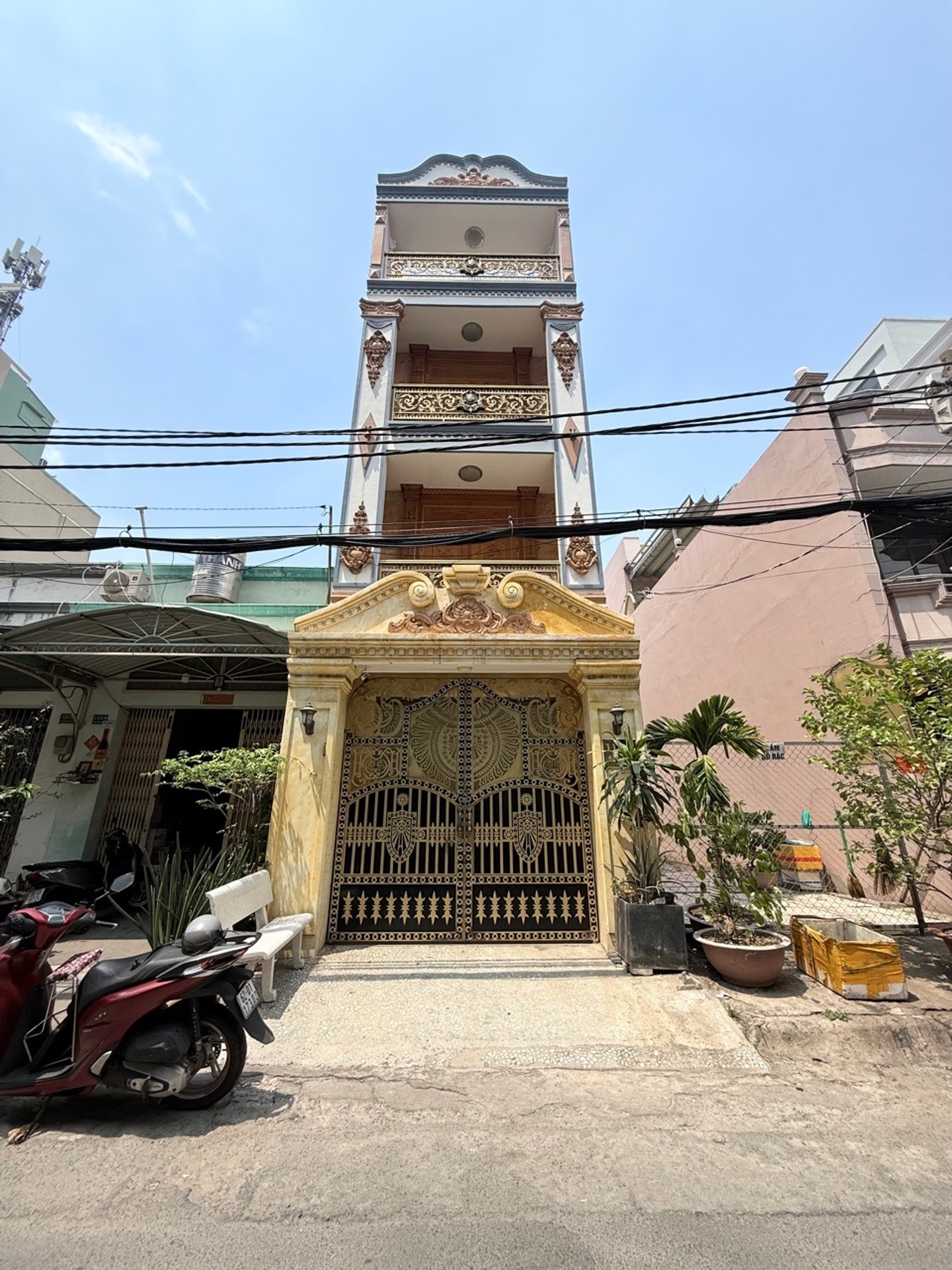 Nhà 4 tầng 8PN view công viên, hẻm xe hơi tại Phú Thạnh