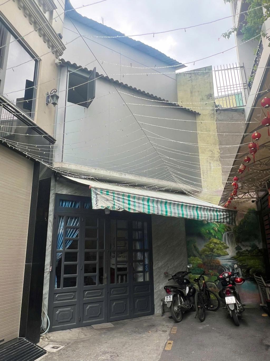 Nhà mặt phố 2 tầng hai mặt tiền liên khu 10-11 tại quận trung tâm