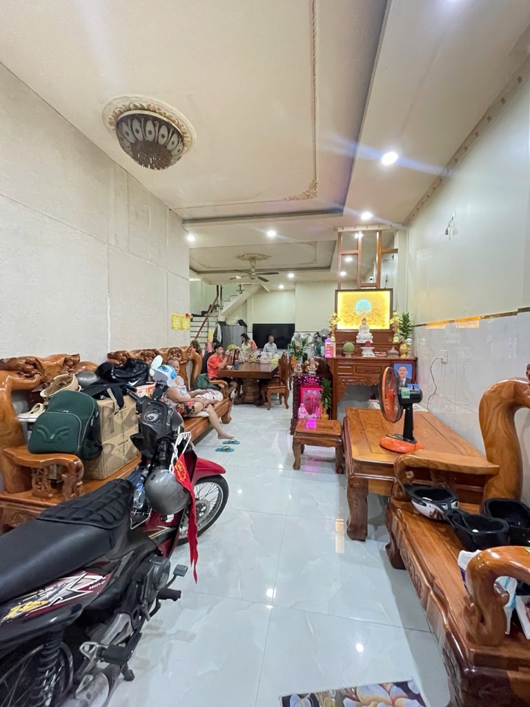 Nhà mặt phố rộng rãi hai tầng tại Bình Tân với giá hợp lý