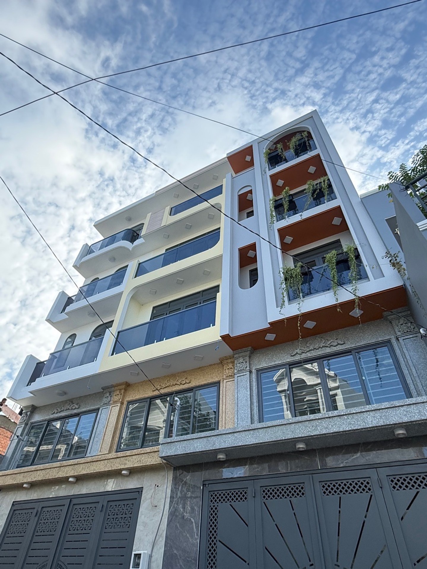 Nhà 5 tầng thiết kế hiện đại, xe hơi đậu trong nhà quận Bình Tân