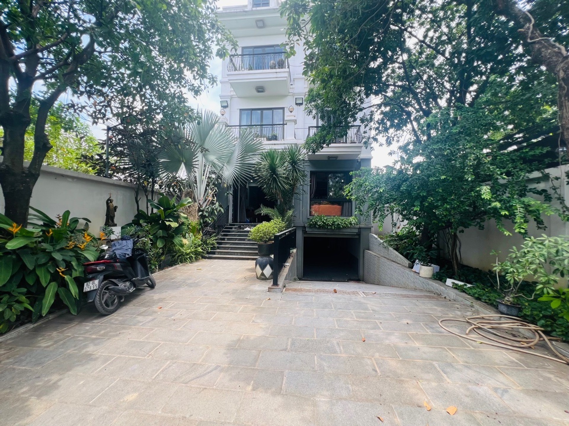 Biệt thự đẳng cấp mặt phố view sông, rộng 354m2, cơ hội hiếm có tại trung tâm