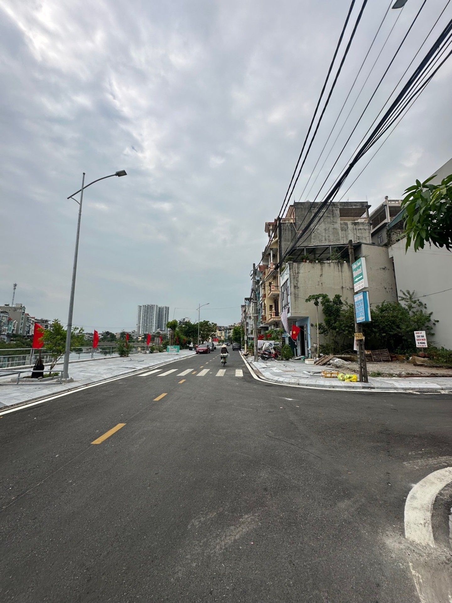 Bán nhà mặt phố lô góc 3 mặt thoáng tại Cao Xanh, Hạ Long, view sông