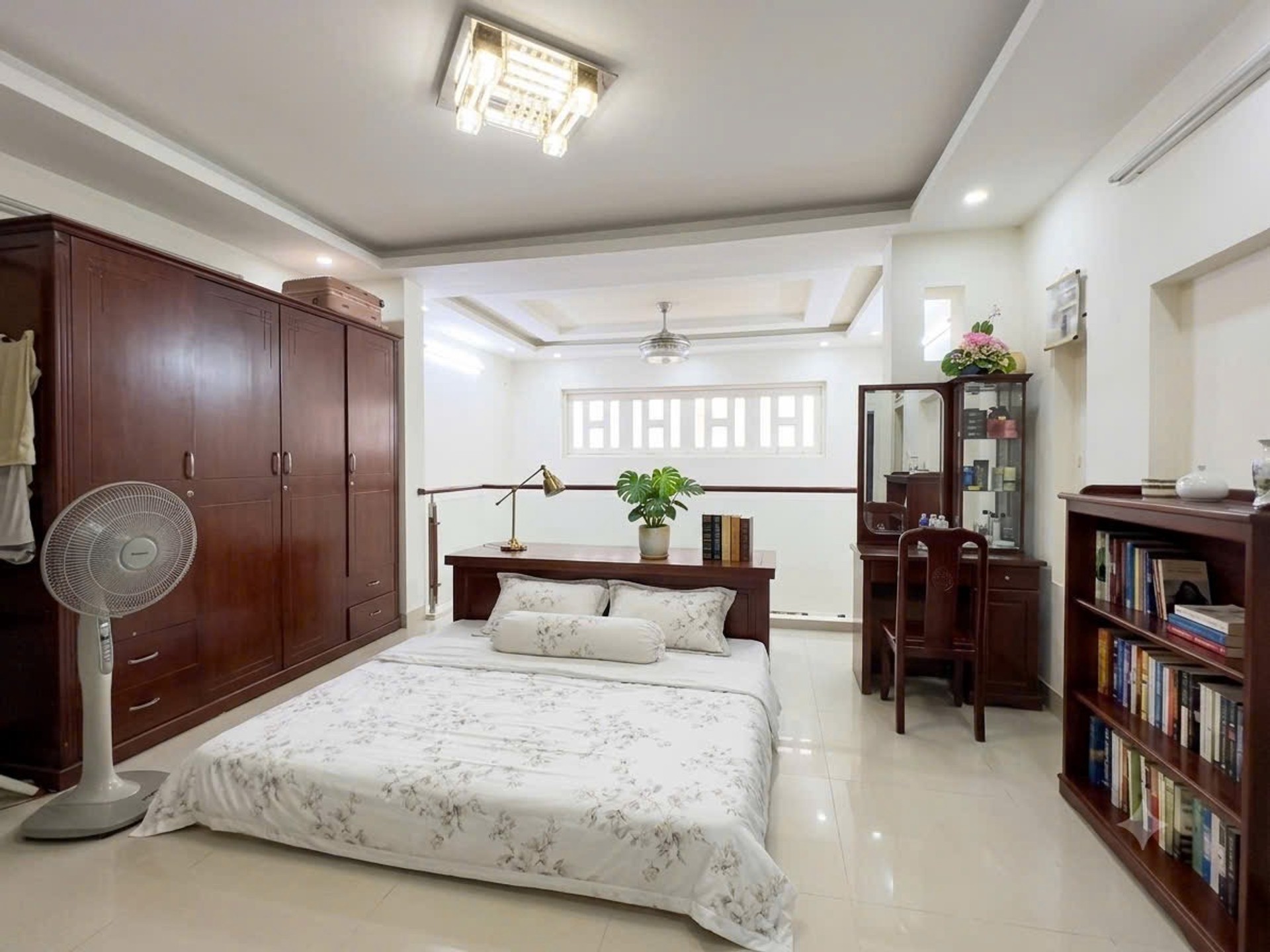 Siêu phẩm 958 Lạc Long Quân - 83m2 x 5 tầng , 2 MT HXH , sân thượng rộng thoáng , 5 phòng đẹp - mát