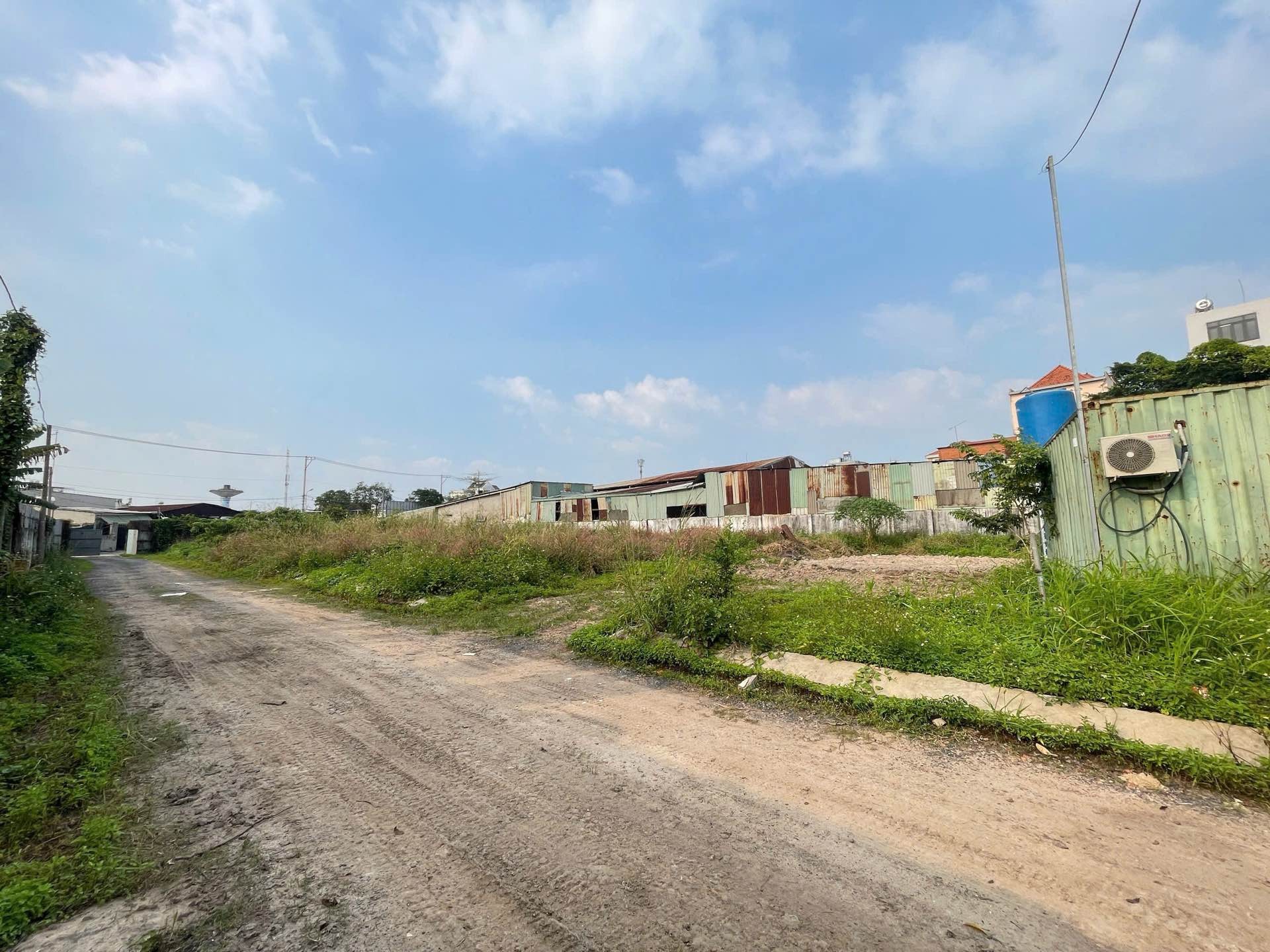 Bán đất 10.000m2 mặt tiền rộng tại Hóc Môn giá 170 tỷ