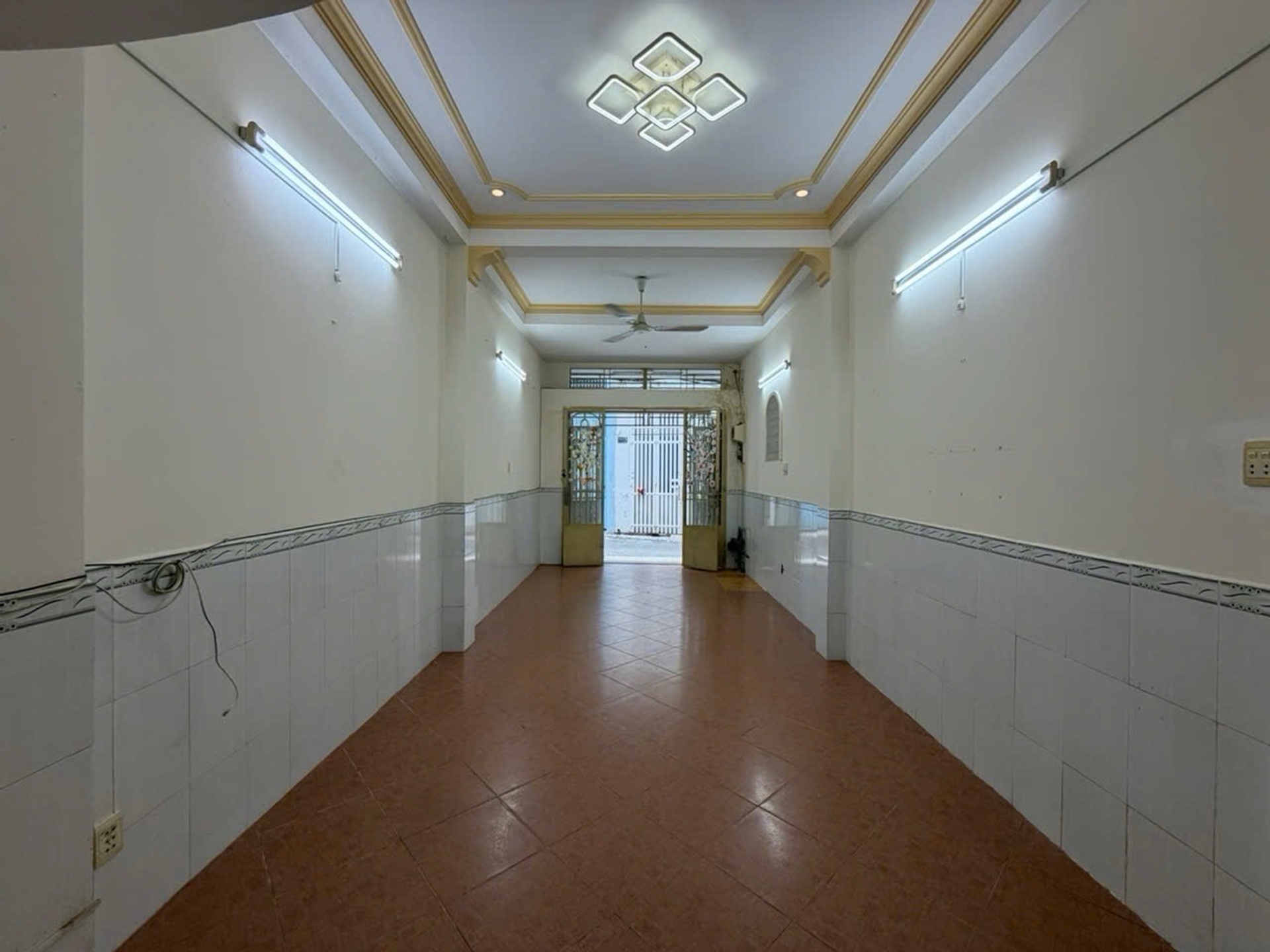 Nhà 3 tầng 42m2 hẻm xe hơi quận Tân Sơn Nhất giá 6.9 tỷ