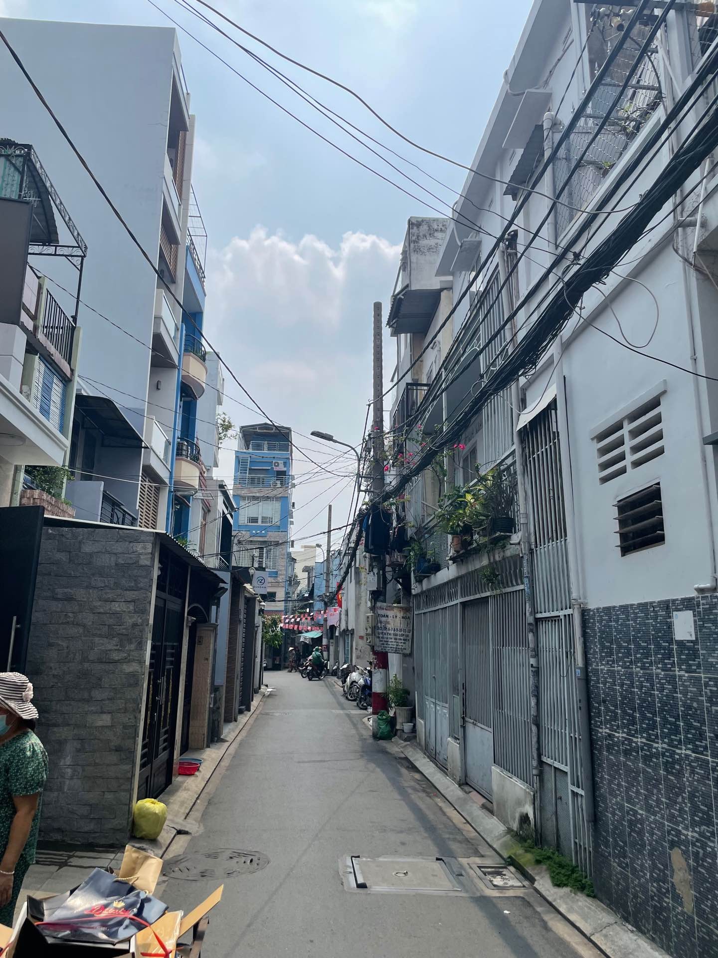 Bán nhà mặt phố sát Phạm Văn Hai, khu sân bay, diện tích 72m²