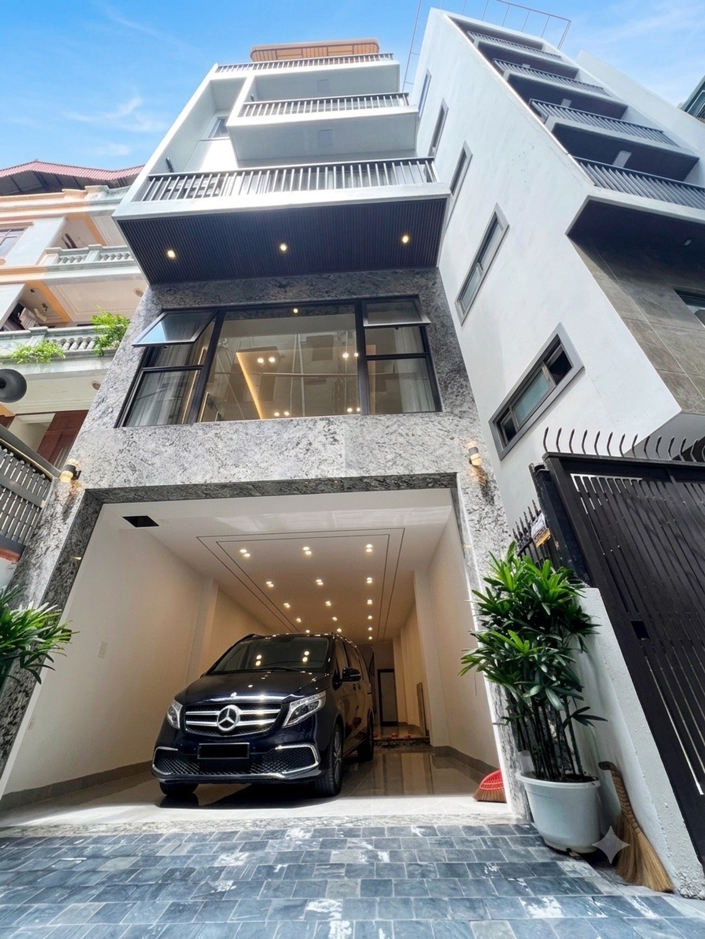 Bán nhà Phố Nguyễn Sơn, Long Biên 77mx6T THANG MÁY GARA Ô TÔ MỚI ĐẸP hiện đại