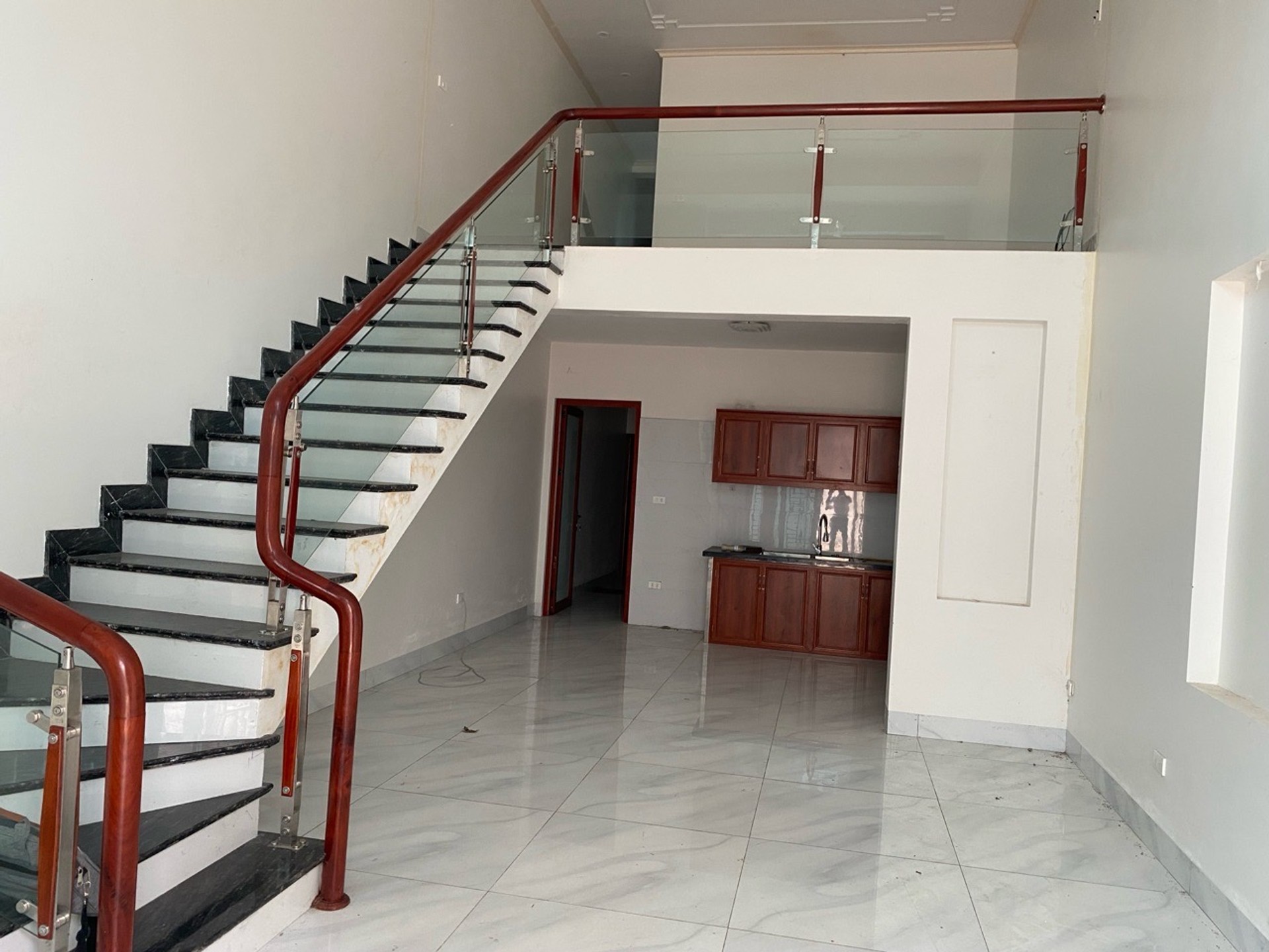 Nhà xinh 2 tầng, ngõ rộng thoáng gần hồ dịu mát