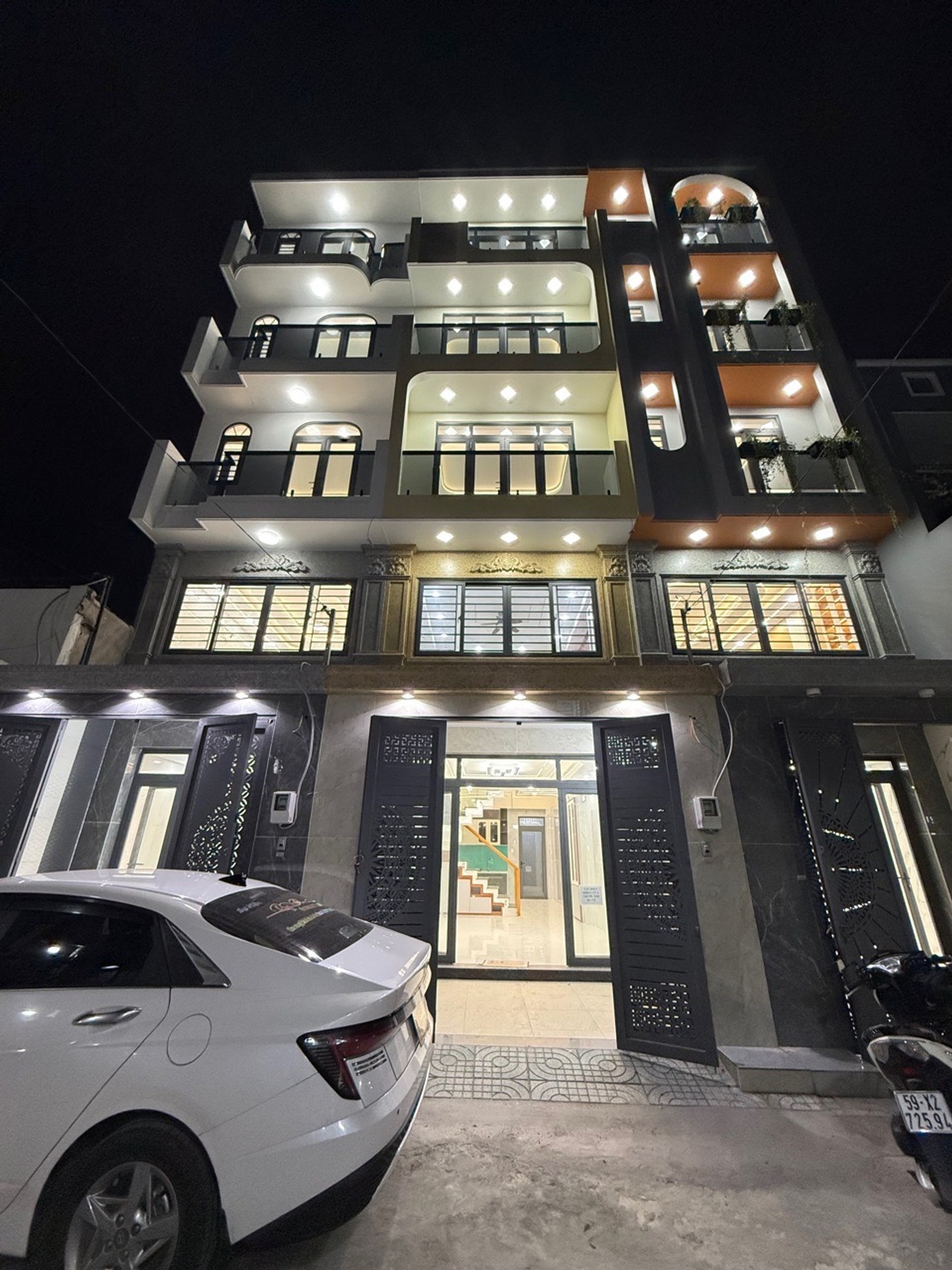 Nhà 5 tầng hiện đại, xe hơi ngủ trong nhà tại Bình Tân