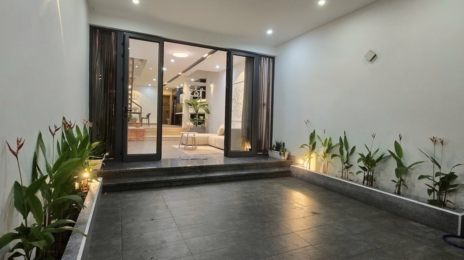 Bán nhà mặt phố vị trí trung tâm quận Hải Châu, nhà kiên cố xây 3 tầng