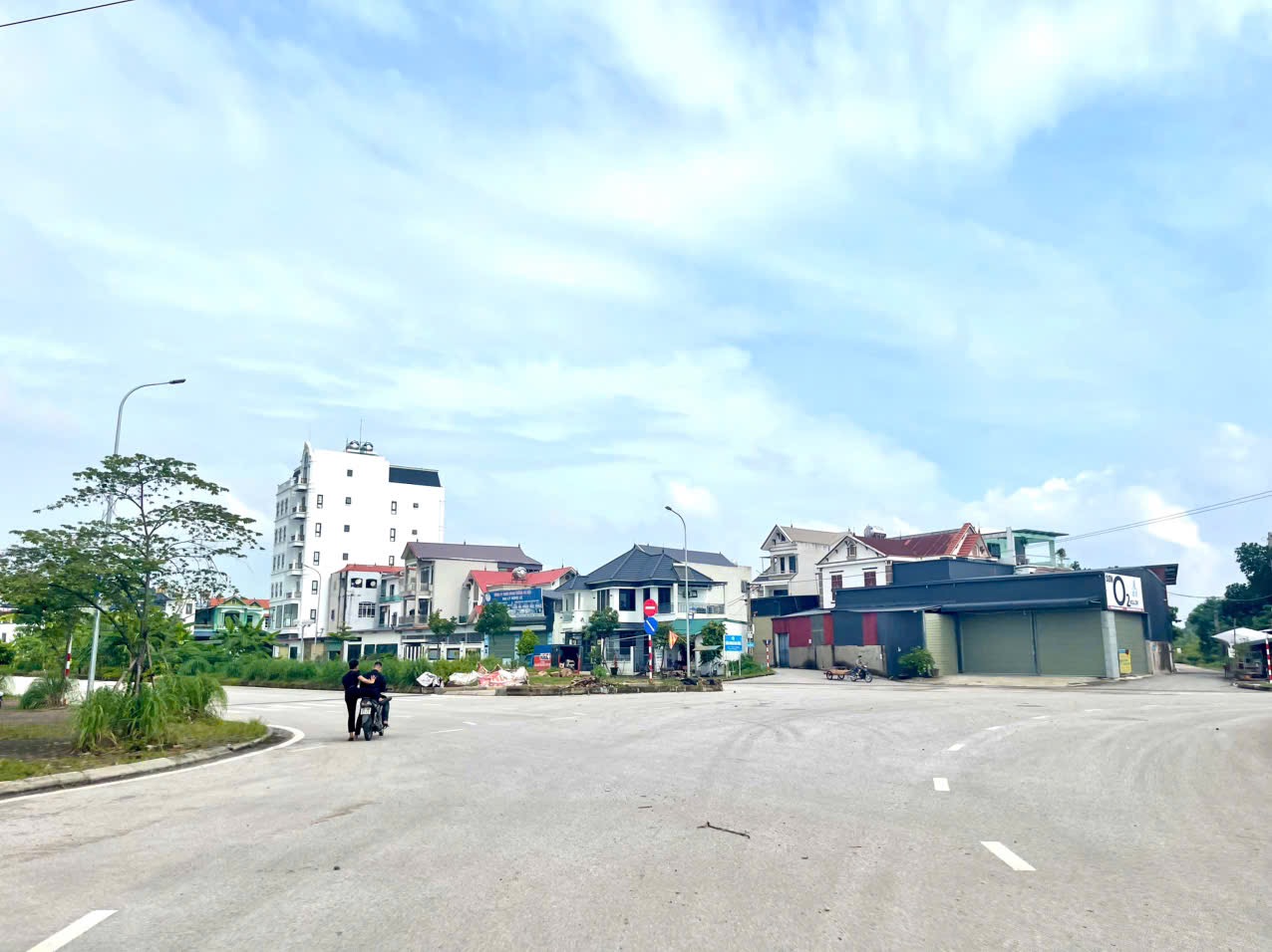 NHÀ 3 TẦNG 1 TUM MỚI XÂY ĐẦU 2025 - LÔ GÓC NỞ HẬU-TRỤC CHÍNH KINH DOANH OTO TRÁNH DỪNG ĐỖ NGÀY ĐÊM