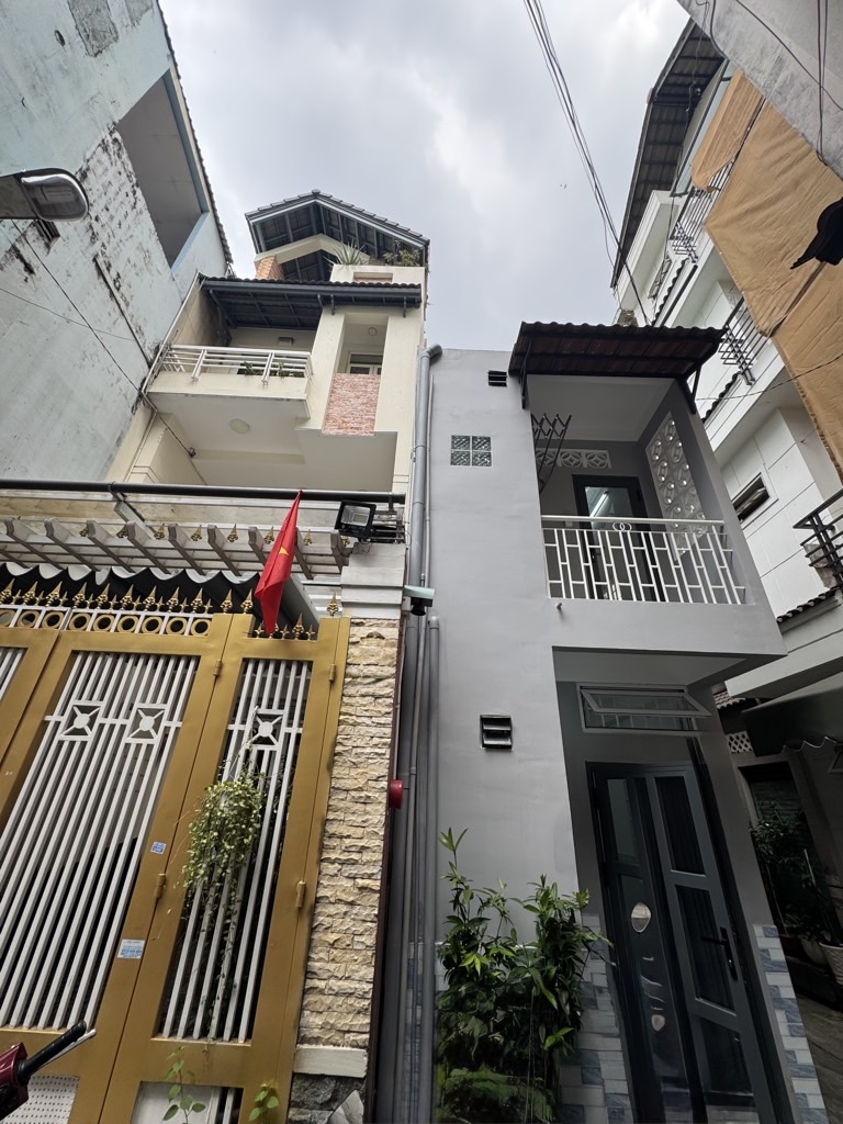 Bán nhà 2 tầng lô góc hẻm xe hơi quận Tân Bình giá 2.35 tỷ