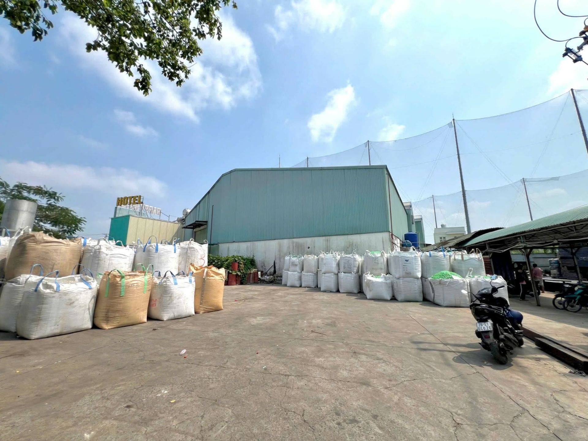 Bán nhà mặt phố mặt tiền rộng tại quận Bình Tân, 8500m2