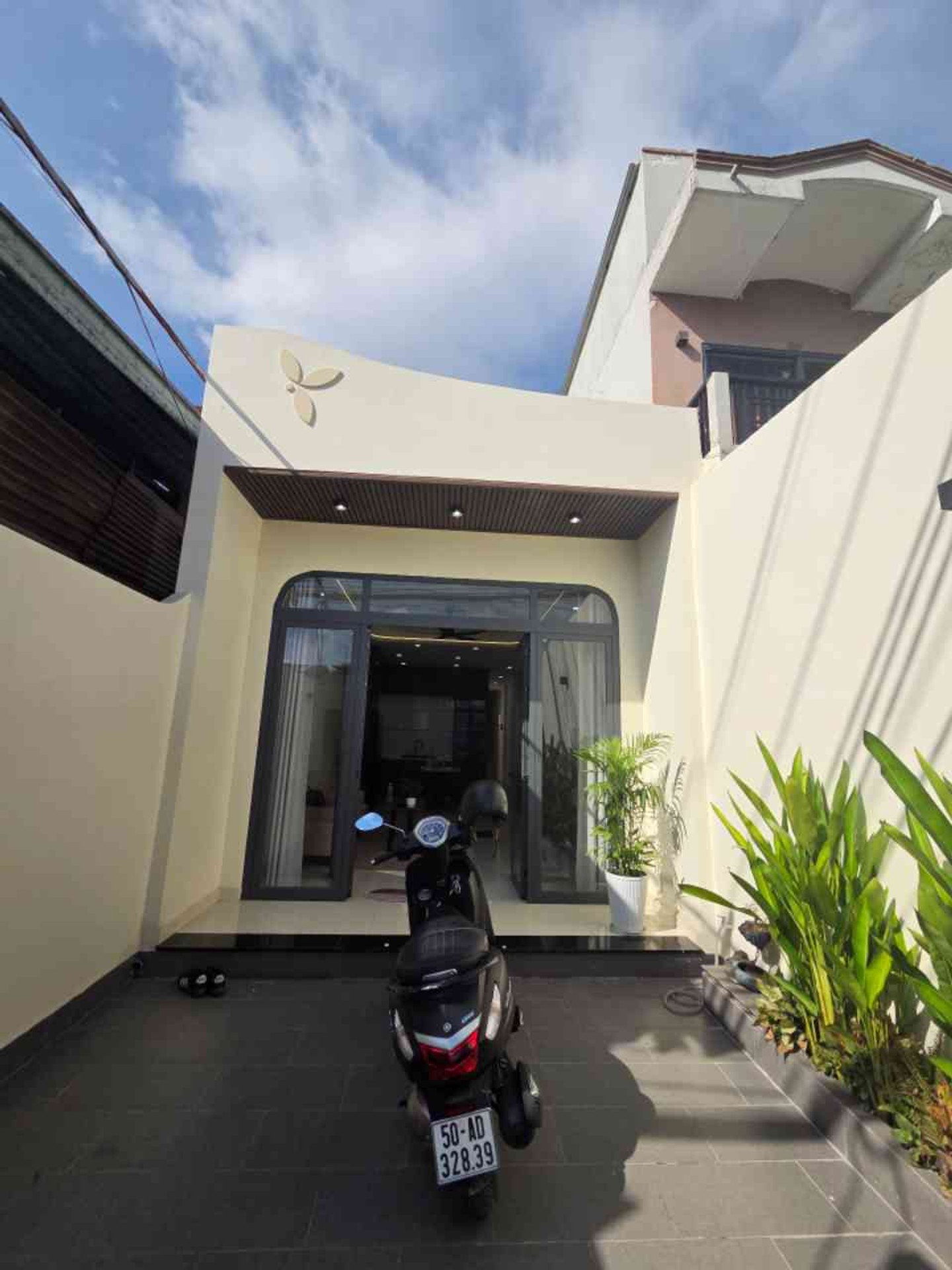 Tầm giá hơn 4 tỷ mà có căn nhà mới, ngang 4m dài tới 23m, có sân để xe hơi