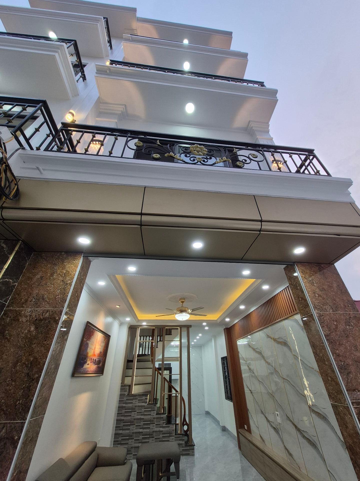 🏡 BÁN NHÀ 4 TẦNG MỚI KONG – PHÚC AM, NGỌC HỒI
Nhà mới, đẹp, 4 tầng chắc chắn📍.
Ô tô đỗ cổng, 🚘