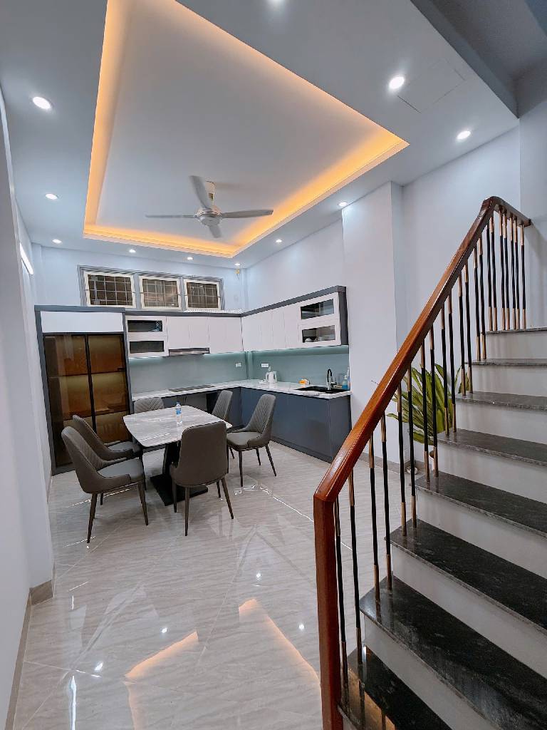 Bán nhà riêng 5 tầng tại Kim Đồng, có thang máy, gần hồ, phân lô ô tô