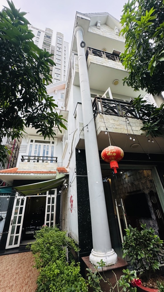 Biệt thự mặt tiền khu vực Quận 6, 4 tầng, diện tích 173m², giá tốt