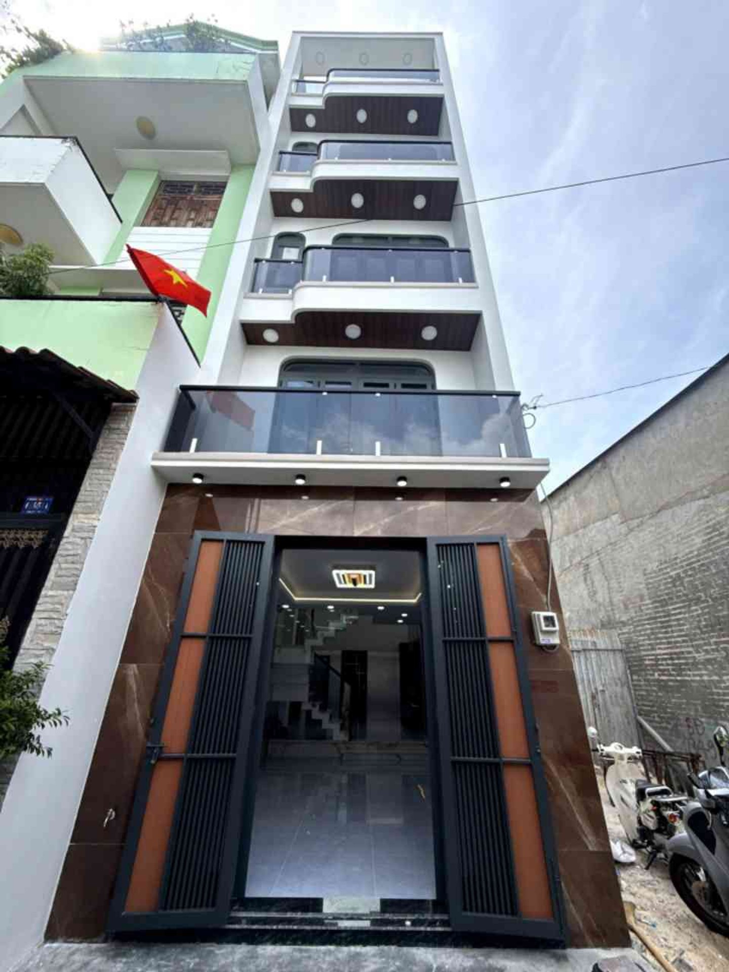 Nhà 2 mặt tiền hẻm ô tô, full nội thất sang chảnh tại Bình Tân