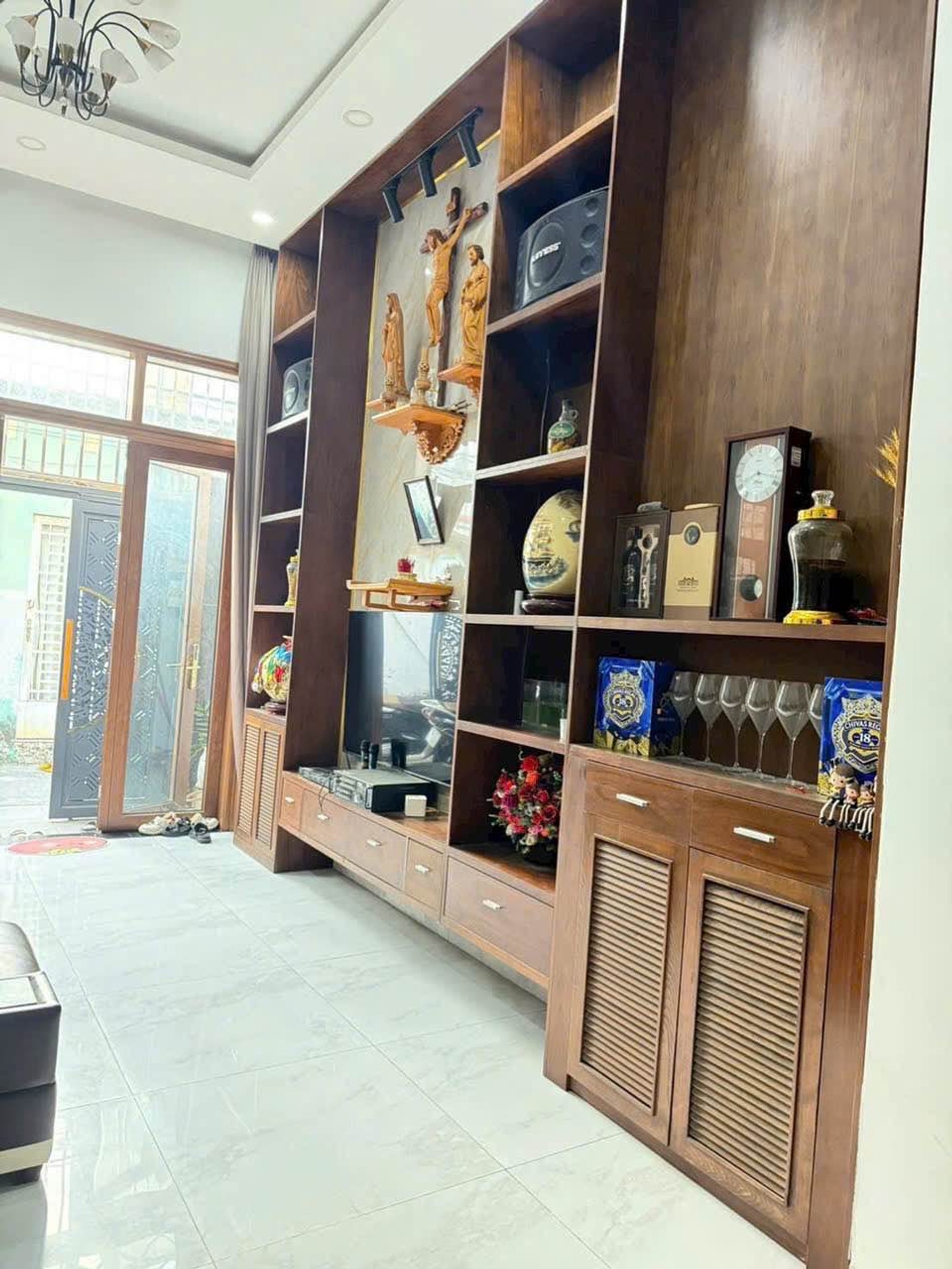 Gấp bán nhà 3 tầng 3PN, DT 73m2, sổ riêng hoàn công, hẻm xe hơi đường Tam Châu, Thủ Đức.