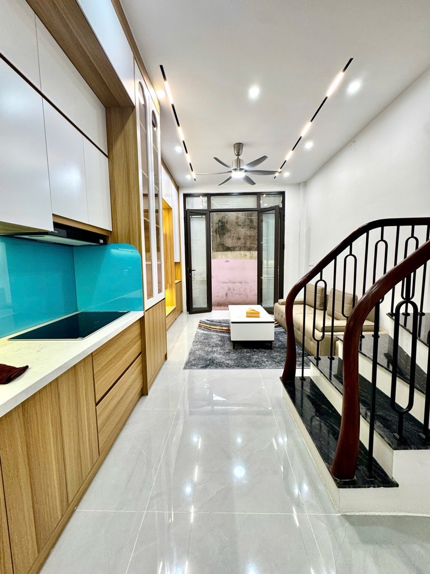Nhà Ven Hồ Tây - 4 Tầng Sáng Bừng Ánh Sáng, Ngõ Ô Tô Thông Thoáng