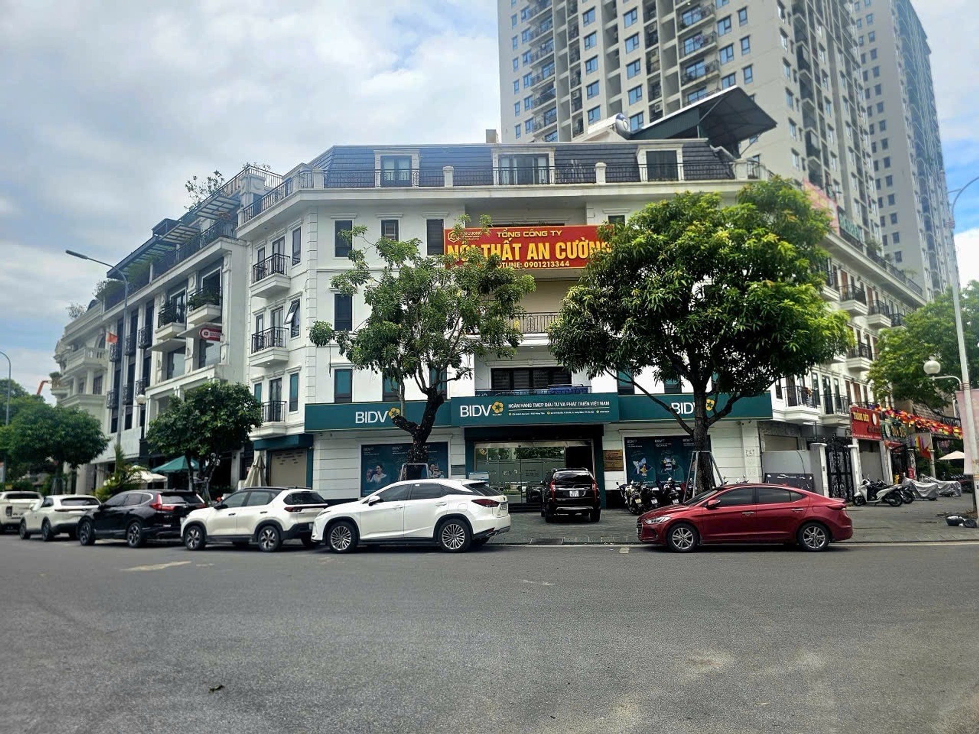 Lô góc mặt phố Hồng Tiến đắc địa giá trị bậc nhất - dòng tiền cực khủng .
