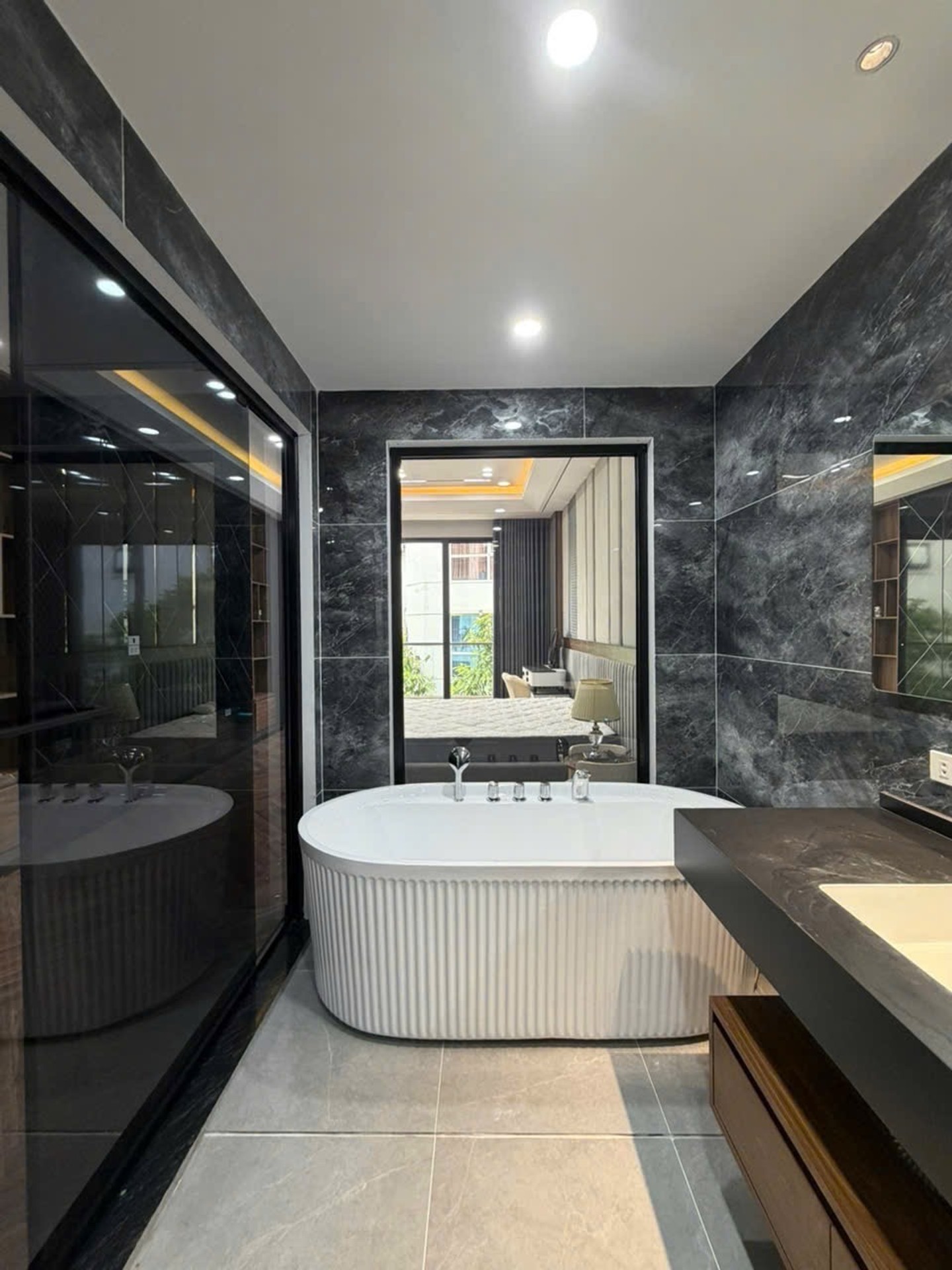Nhà mặt phố 8 tầng thang máy, thiết kế duplex sang trọng tại trung tâm đô thị